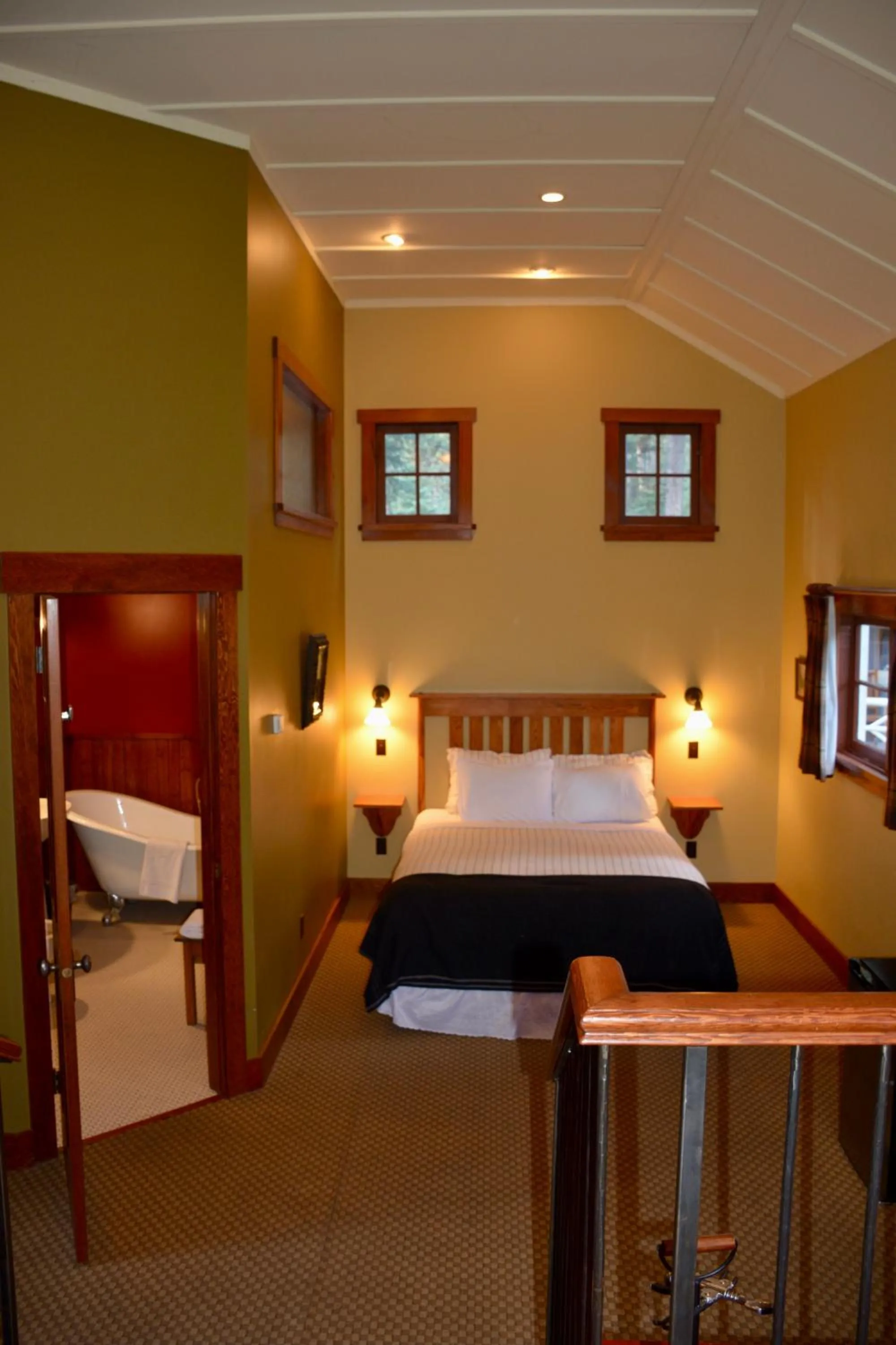 Bed in Johnston Canyon Lodge & Bungalows