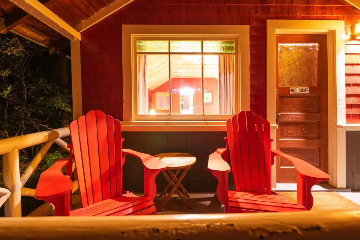 Patio in Johnston Canyon Lodge & Bungalows