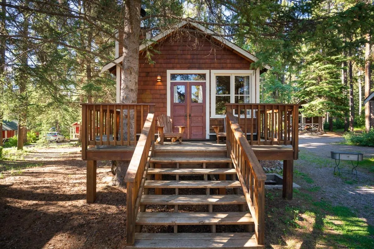 Natural landscape in Johnston Canyon Lodge & Bungalows