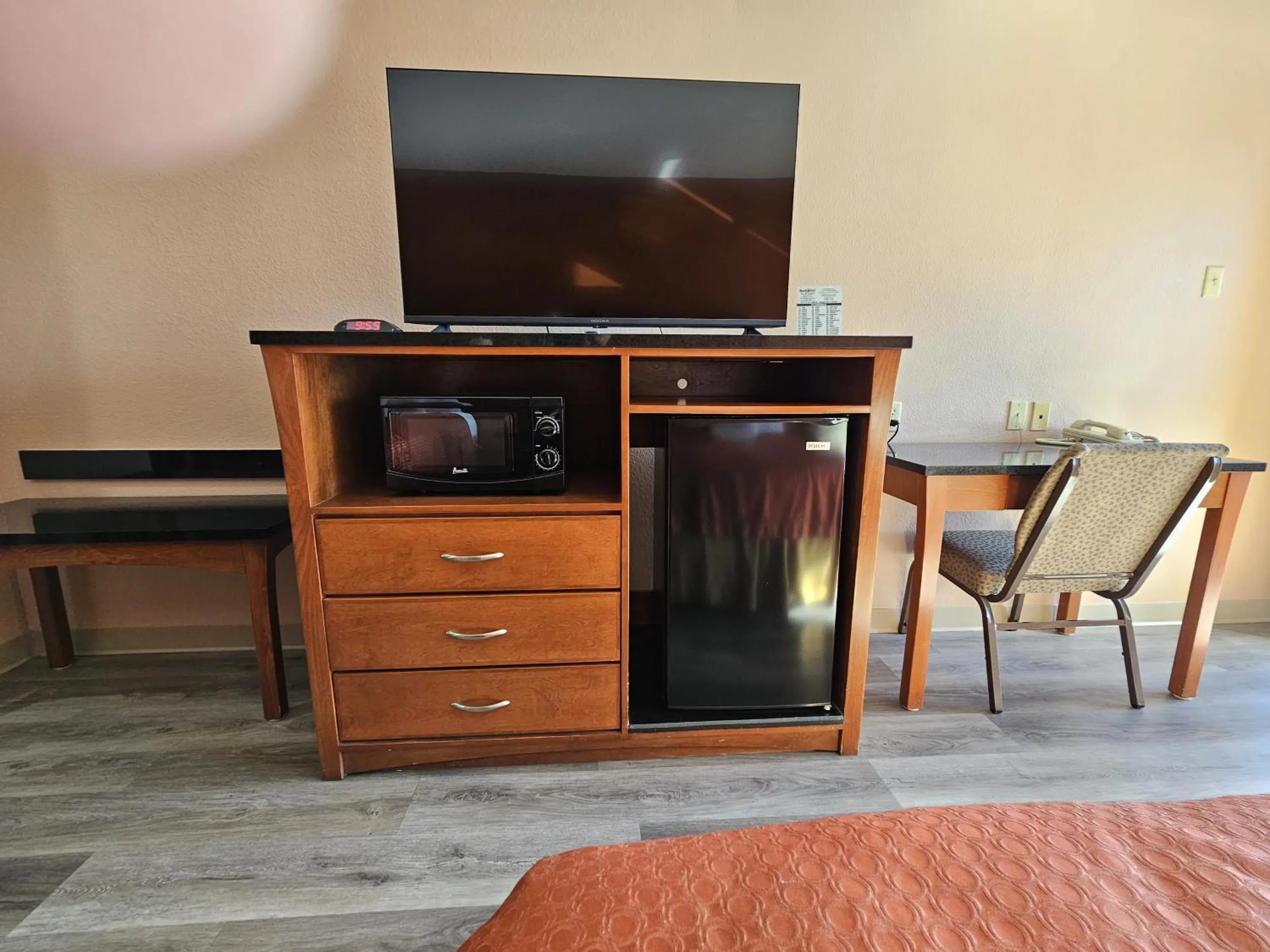 oven in Budgetel Inn and Suites