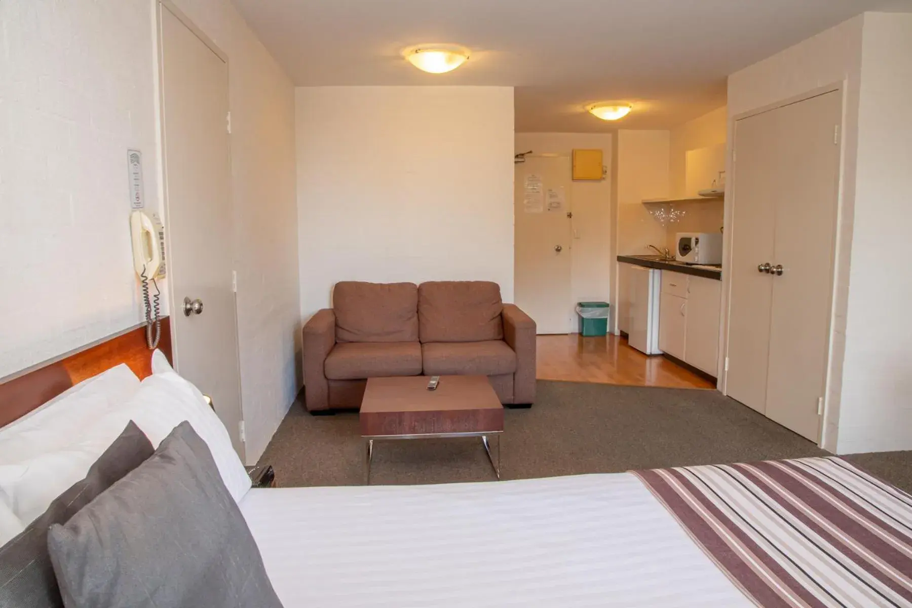 Studio Apartment with Free Wifi and Parking in Atrium Hotel Mandurah Studio Apartment with Free Wifi and Parking in Atrium Hotel Mandurah