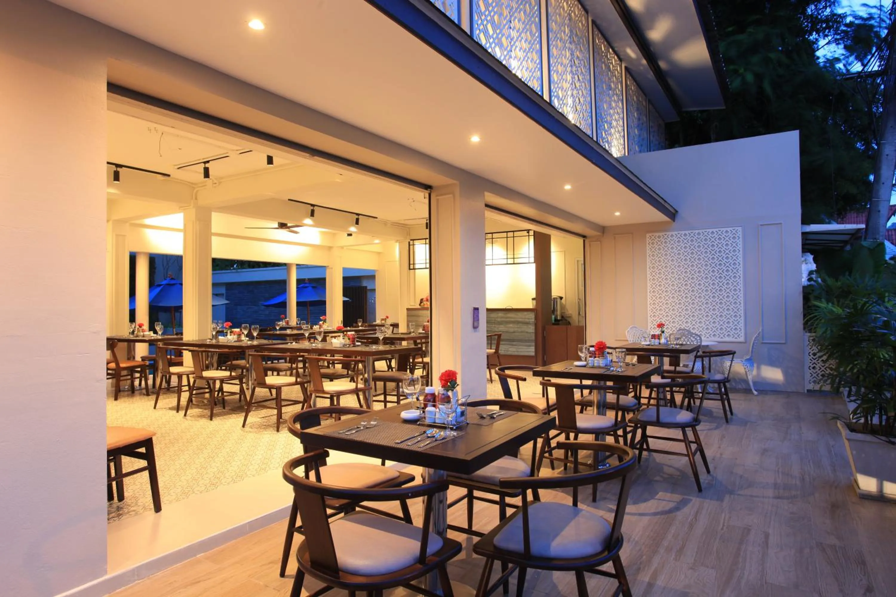 Restaurant/places to eat in Adema Boutique Karon