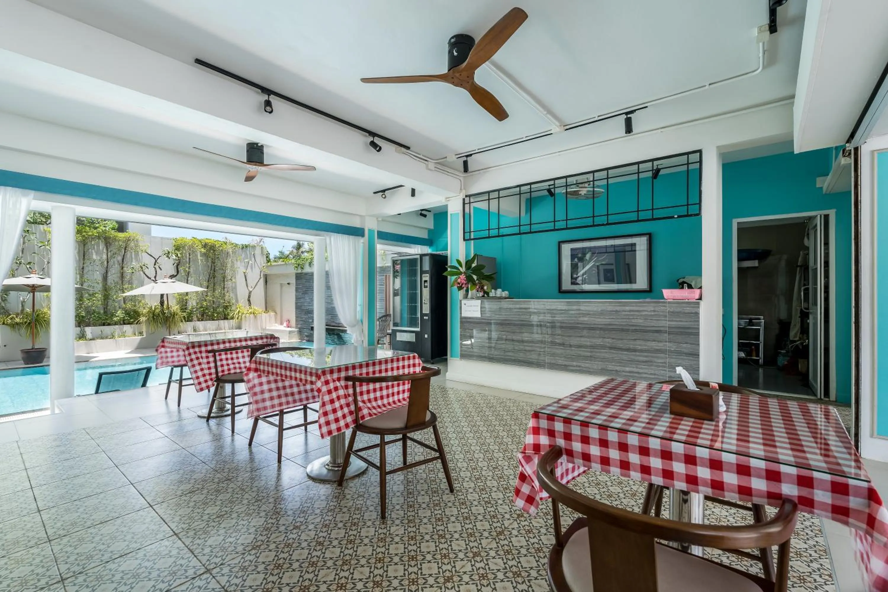 Restaurant/places to eat in Adema Boutique Karon