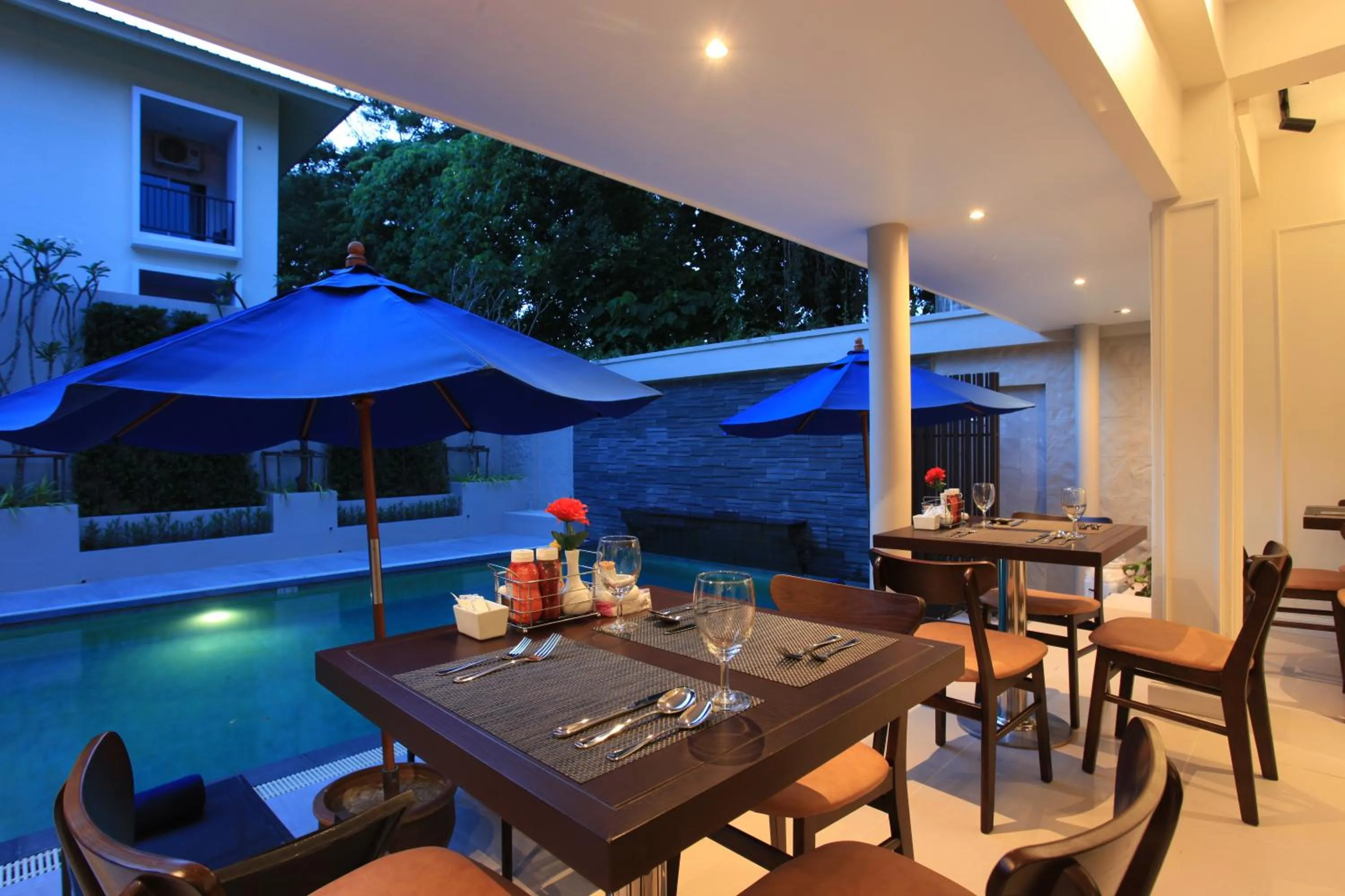 Restaurant/places to eat in Adema Boutique Karon