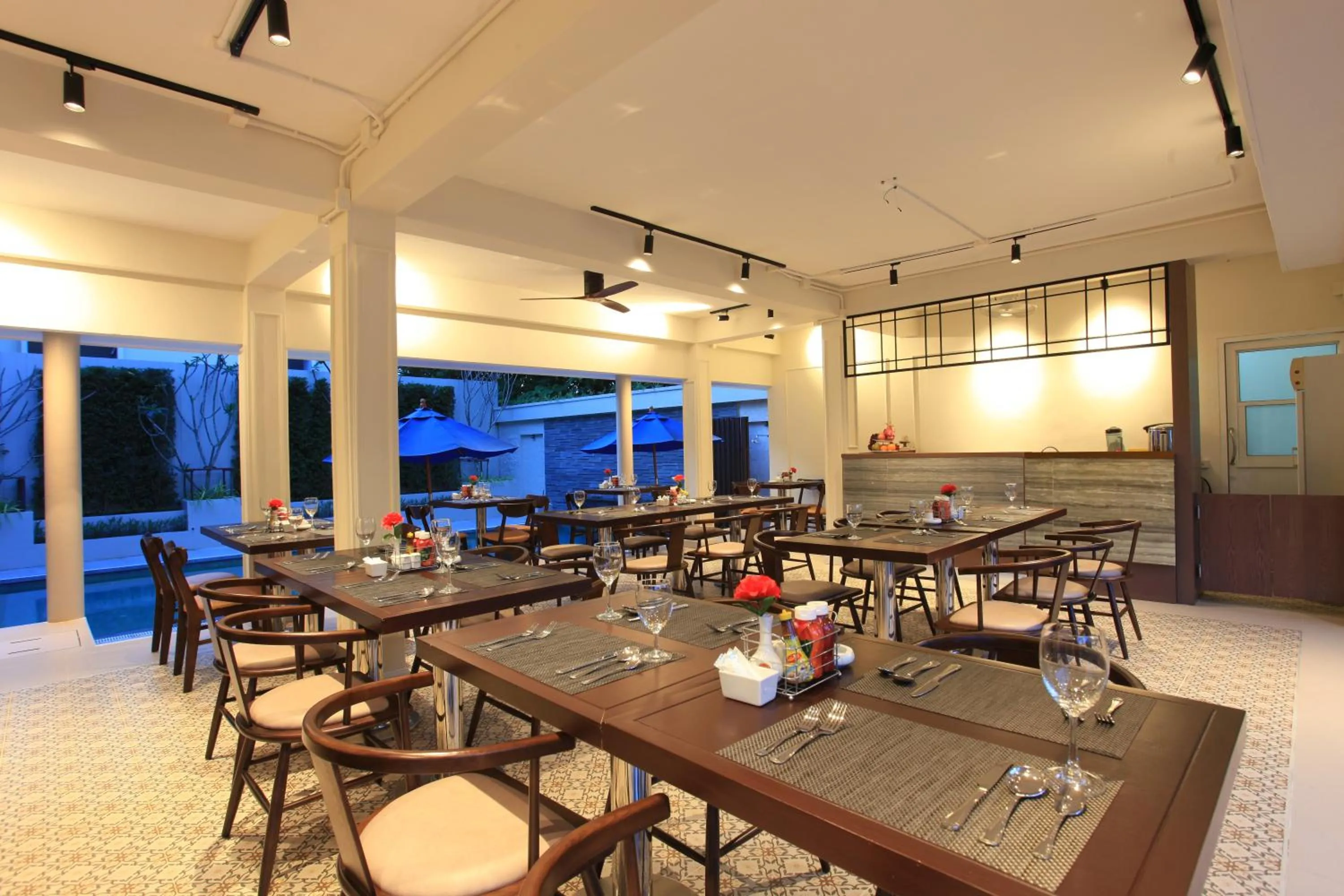 Restaurant/places to eat in Adema Boutique Karon