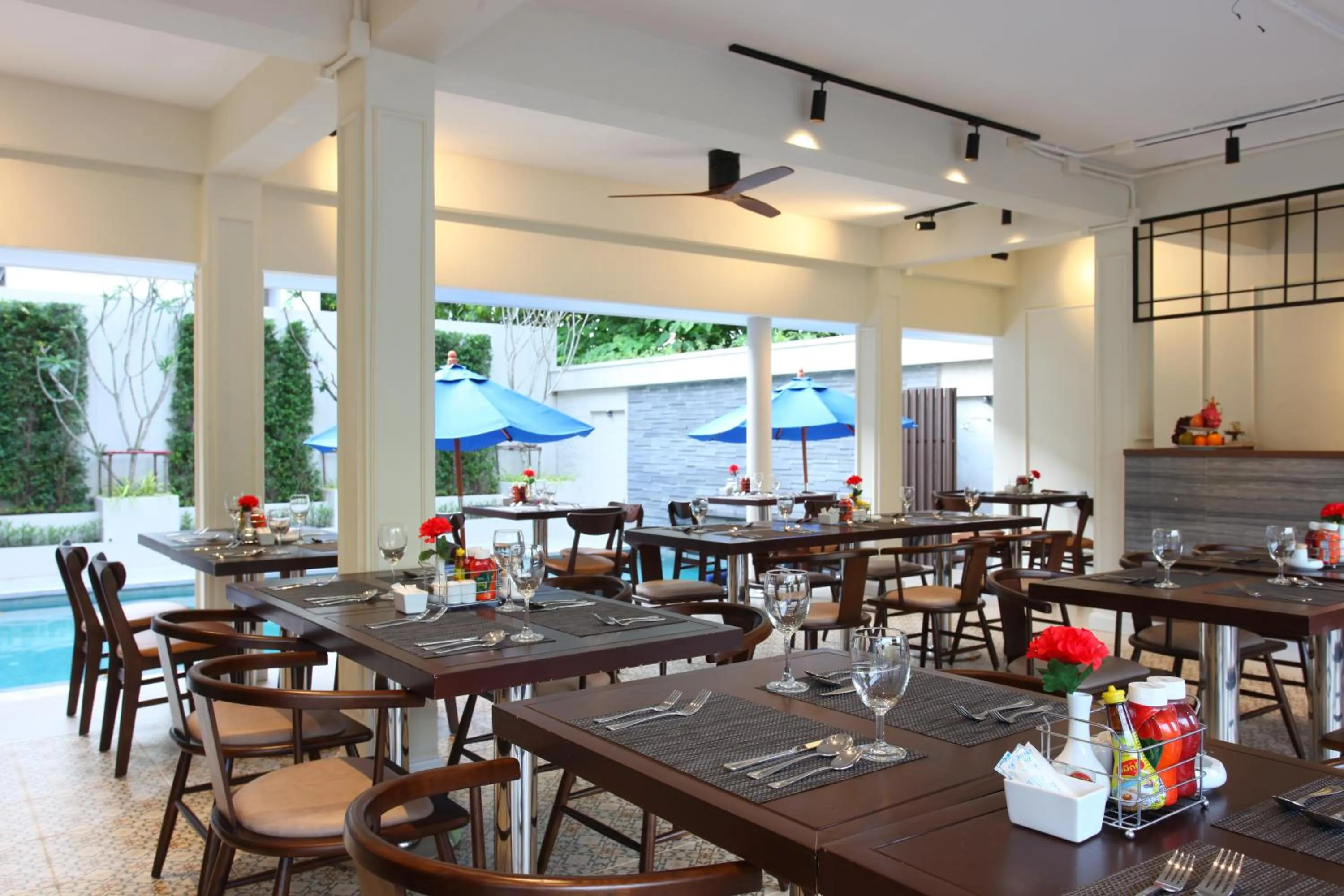Restaurant/places to eat in Adema Boutique Karon