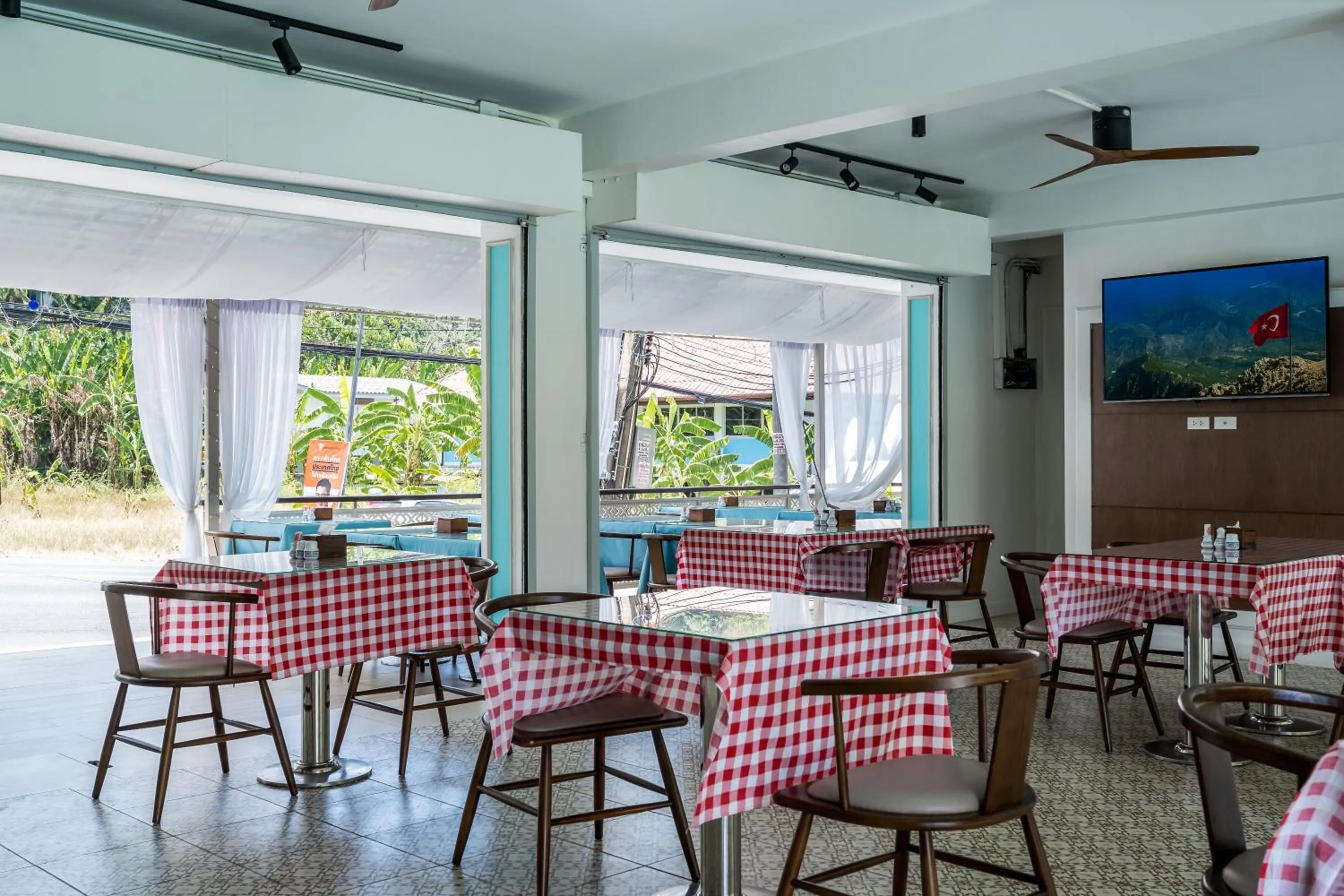 Restaurant/places to eat in Adema Boutique Karon
