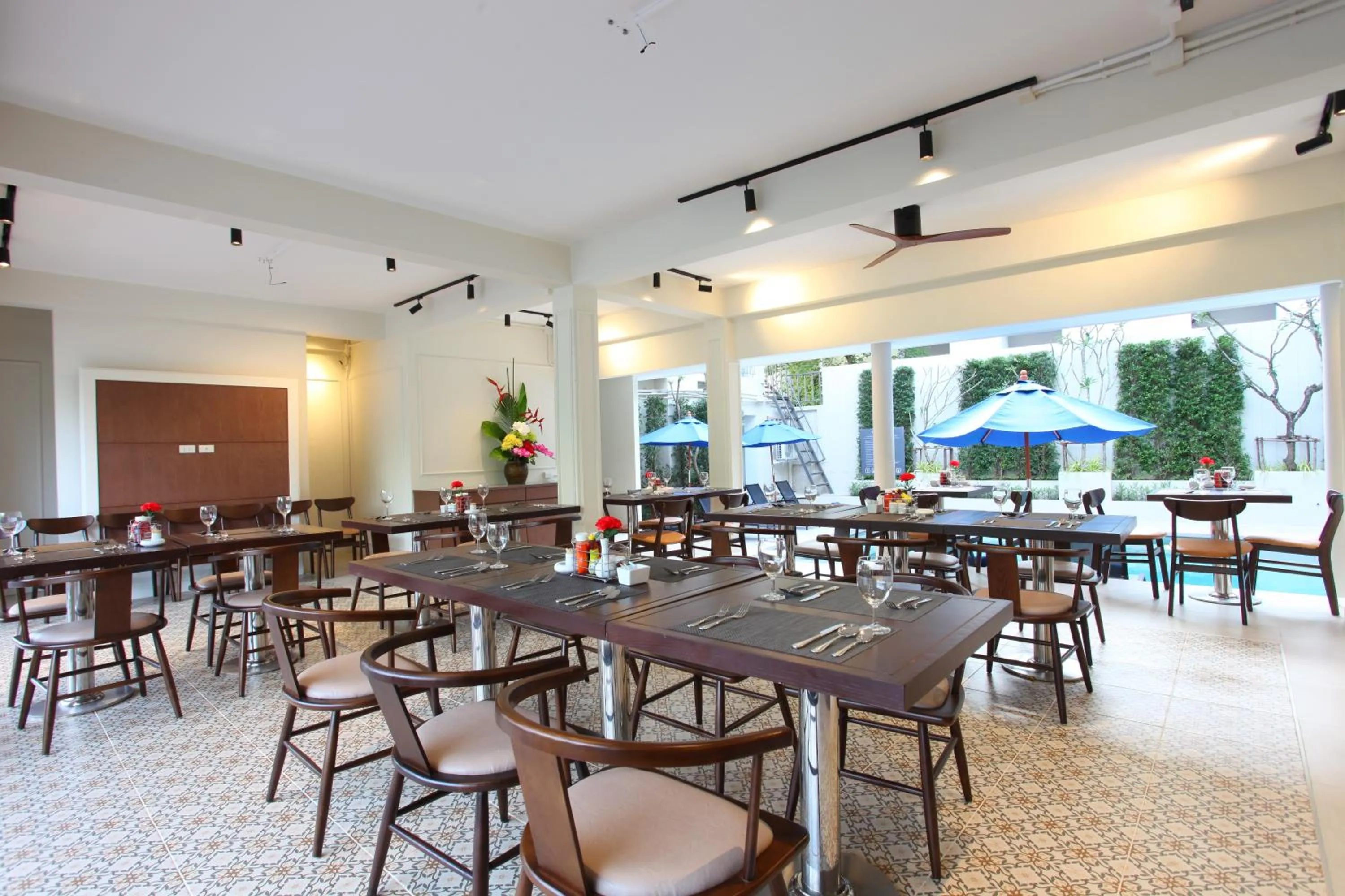 Restaurant/places to eat in Adema Boutique Karon