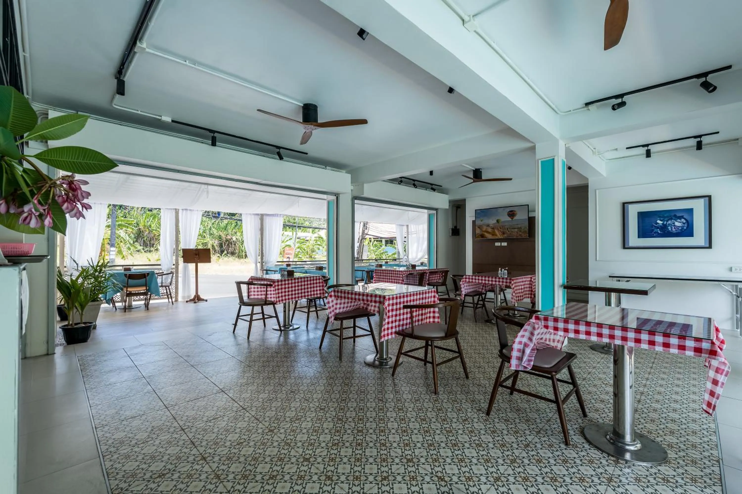 Restaurant/places to eat in Adema Boutique Karon