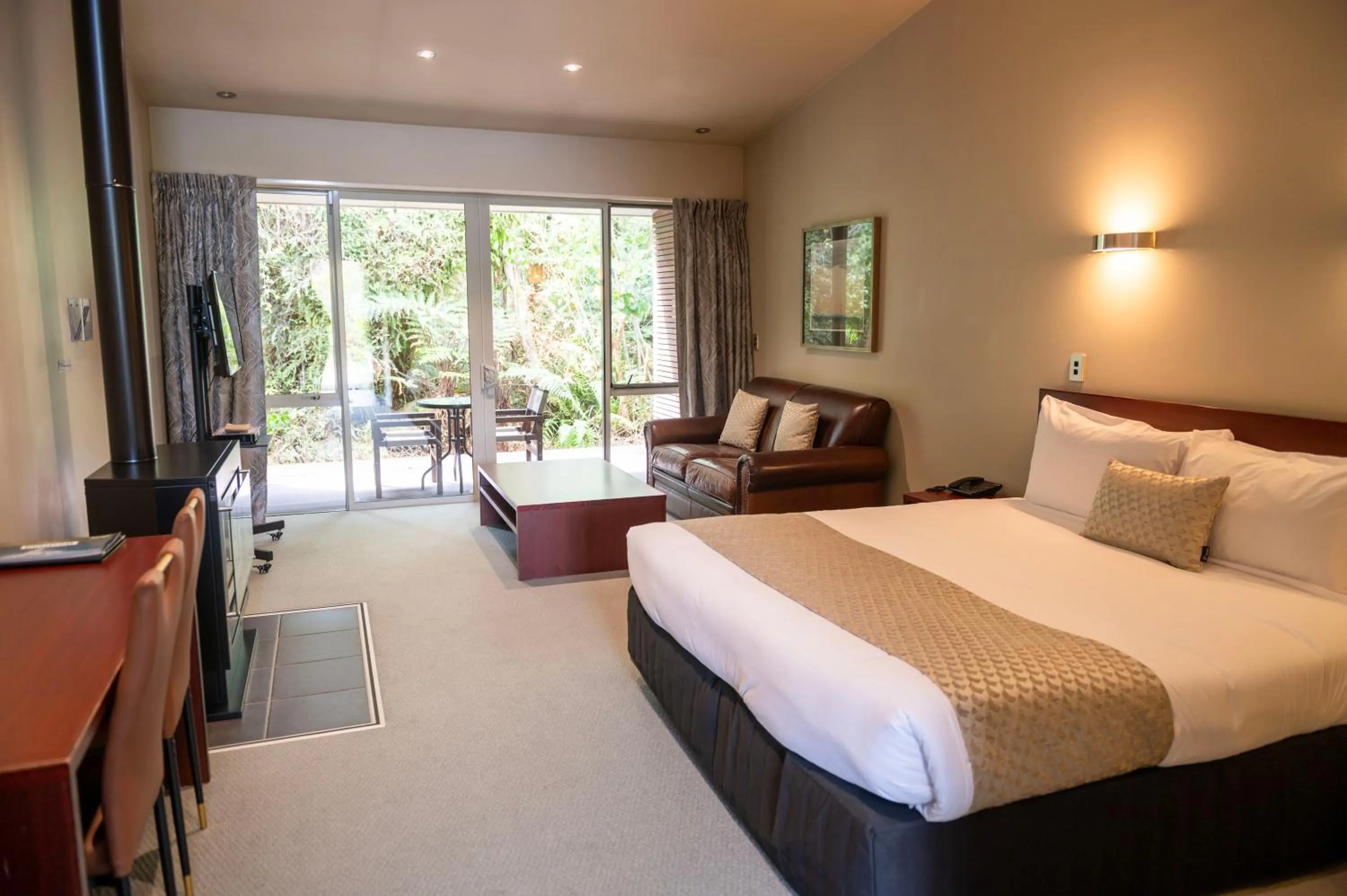 Living room, Bed in Punga Grove