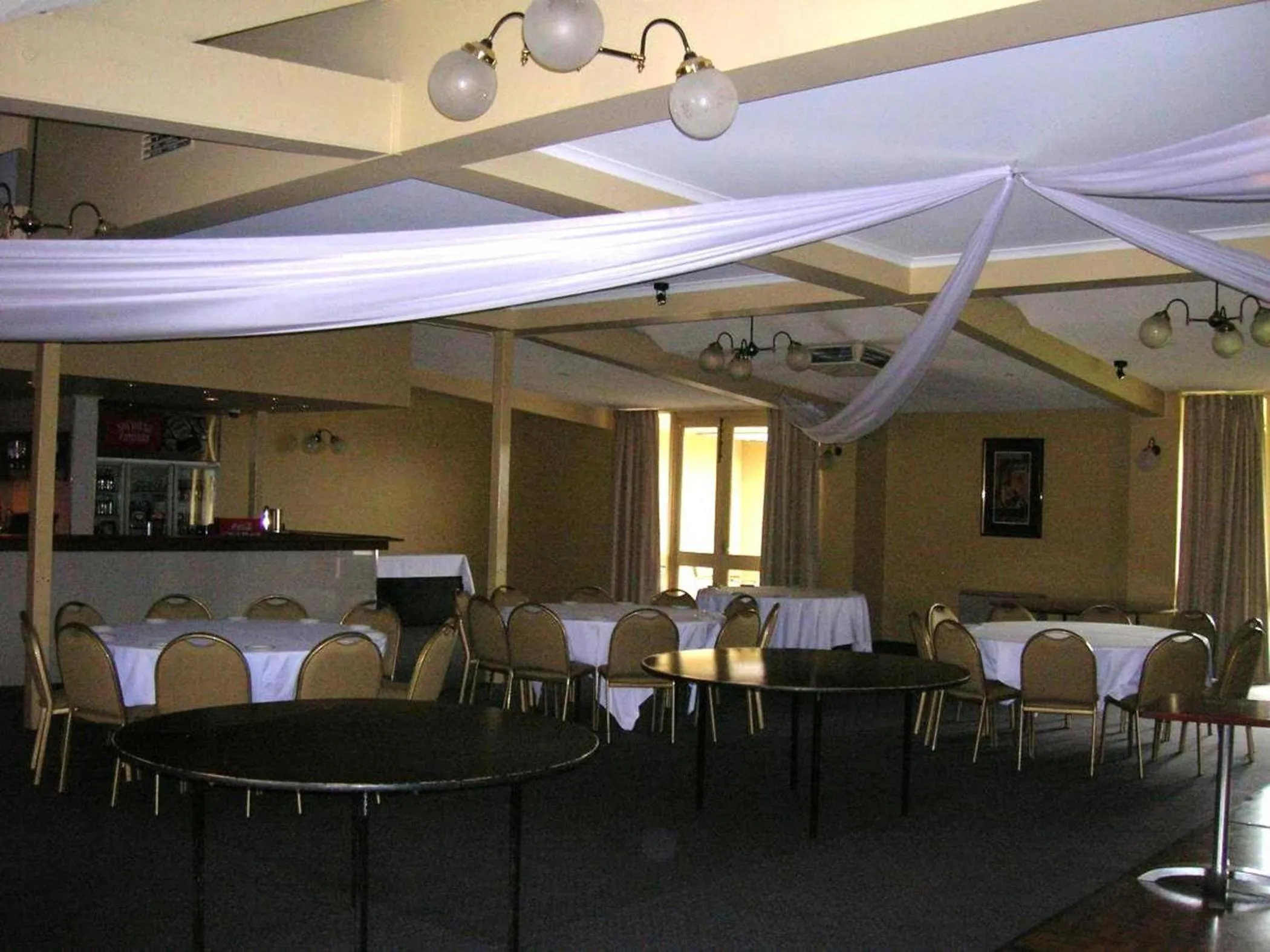 Restaurant/places to eat in Overlander Hotel Motel