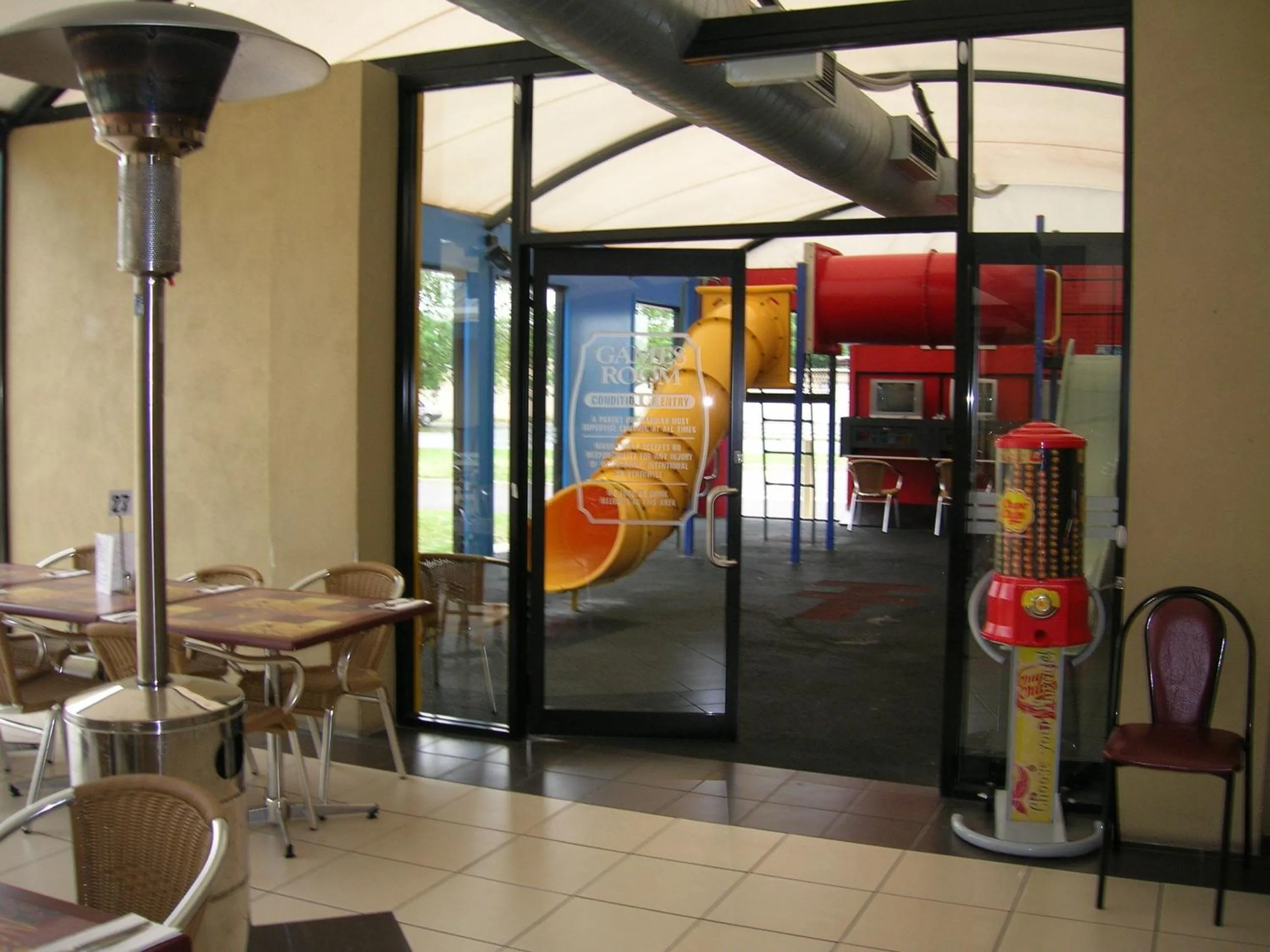 Restaurant/places to eat in Overlander Hotel Motel