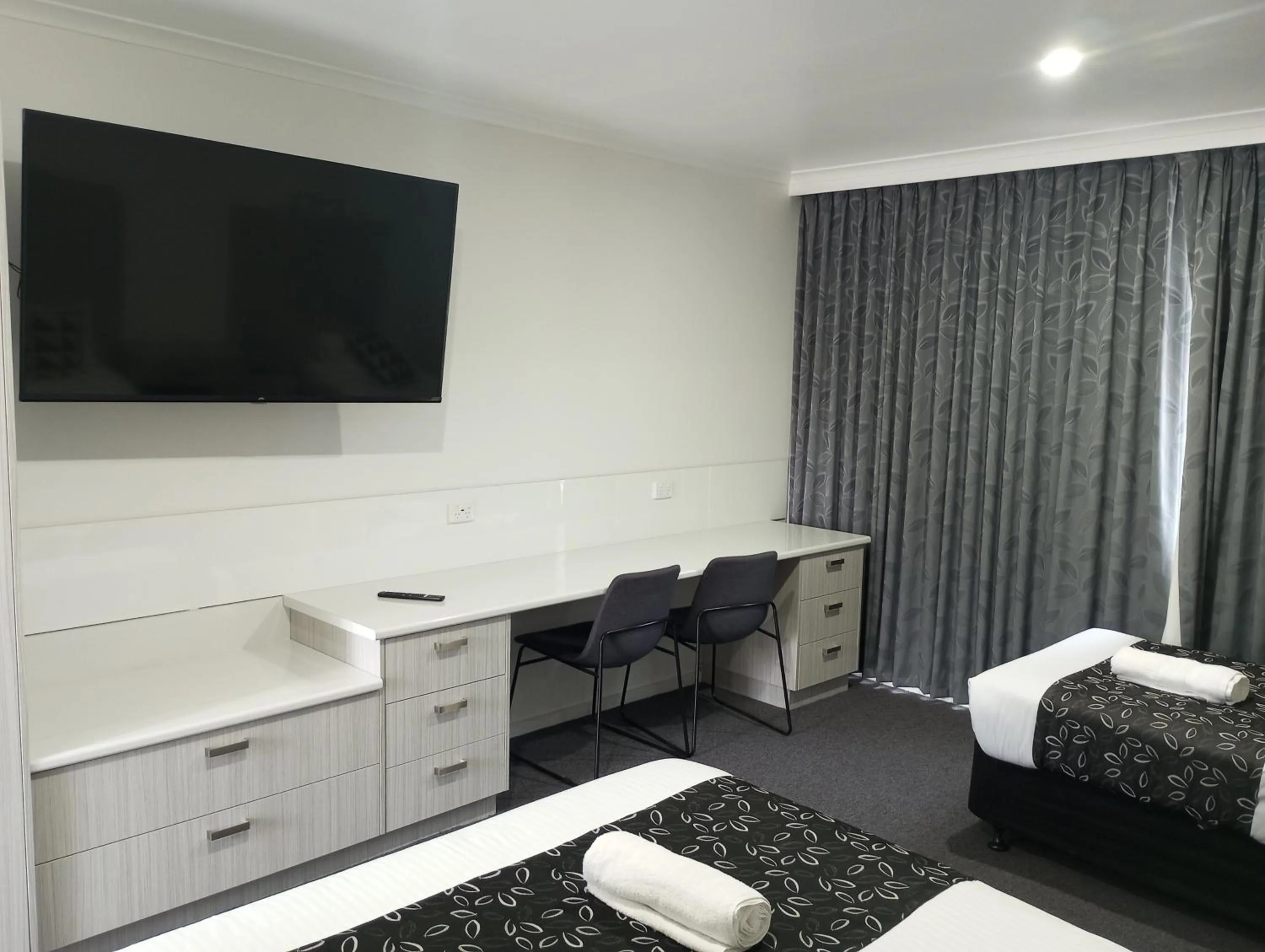 Bed in Big Valley Lakeside Paradise Motor Inn