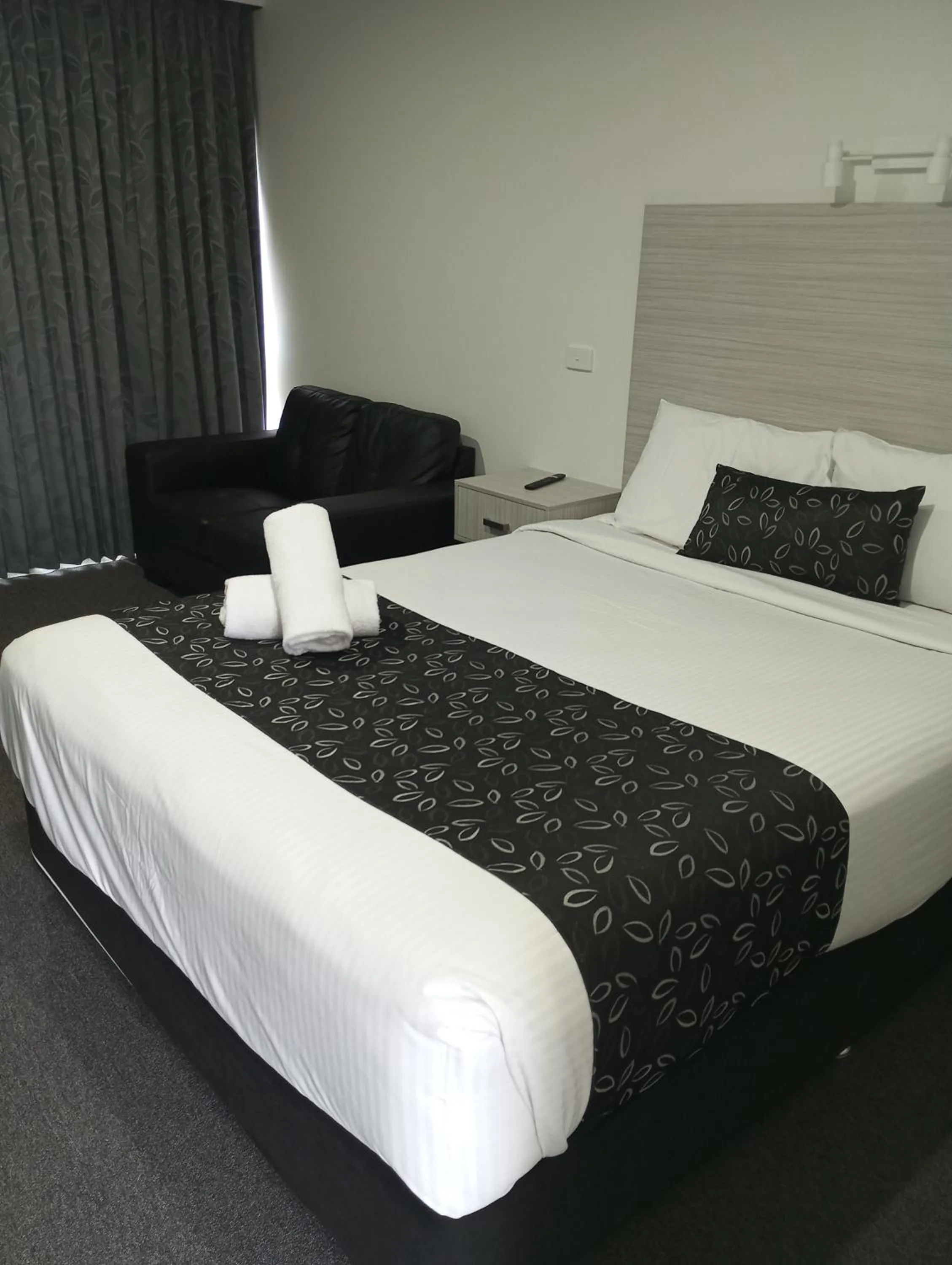 Bed in Big Valley Lakeside Paradise Motor Inn