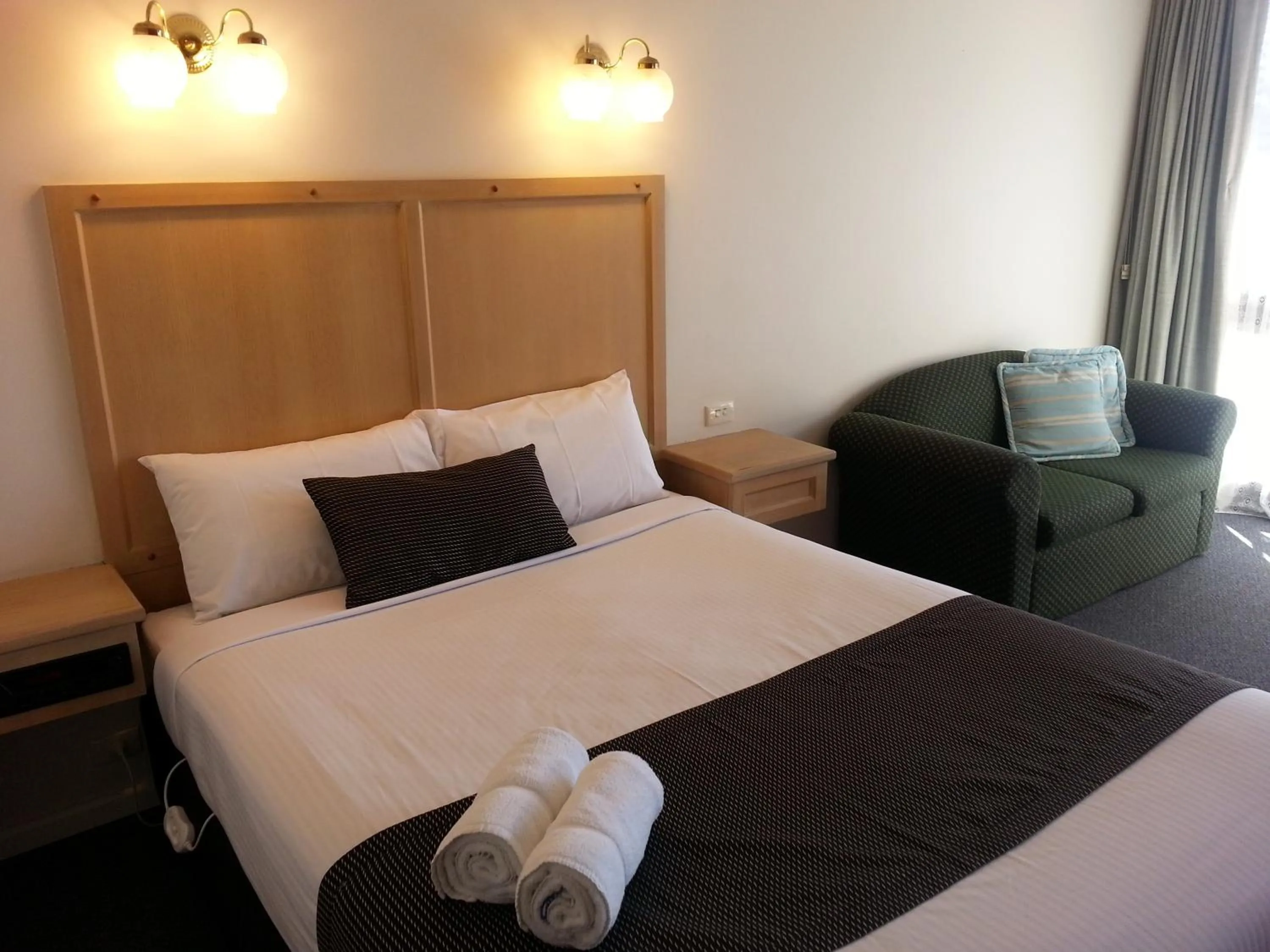 Bed in Big Valley Lakeside Paradise Motor Inn