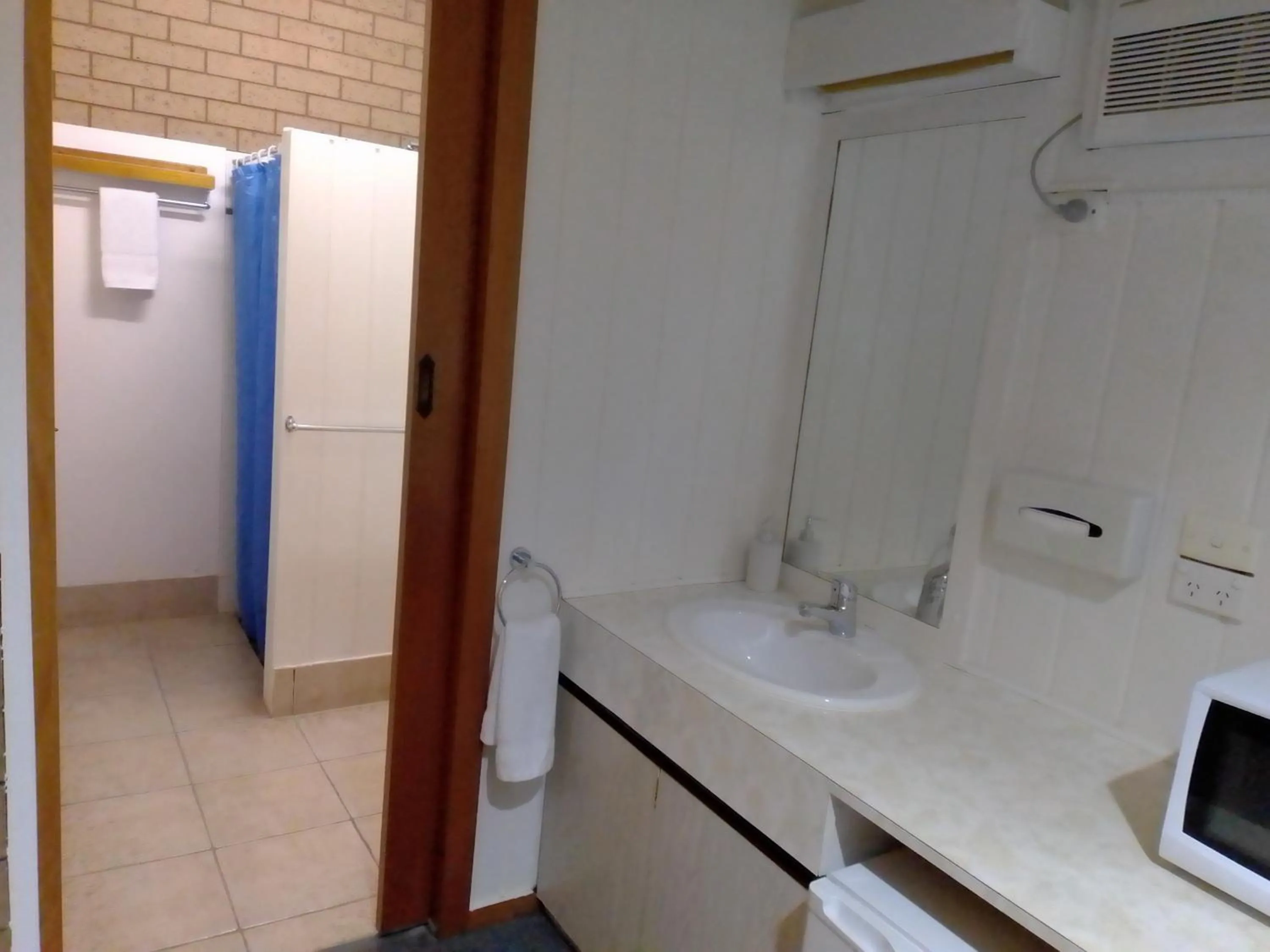 Shower in Country Home Motor Inn