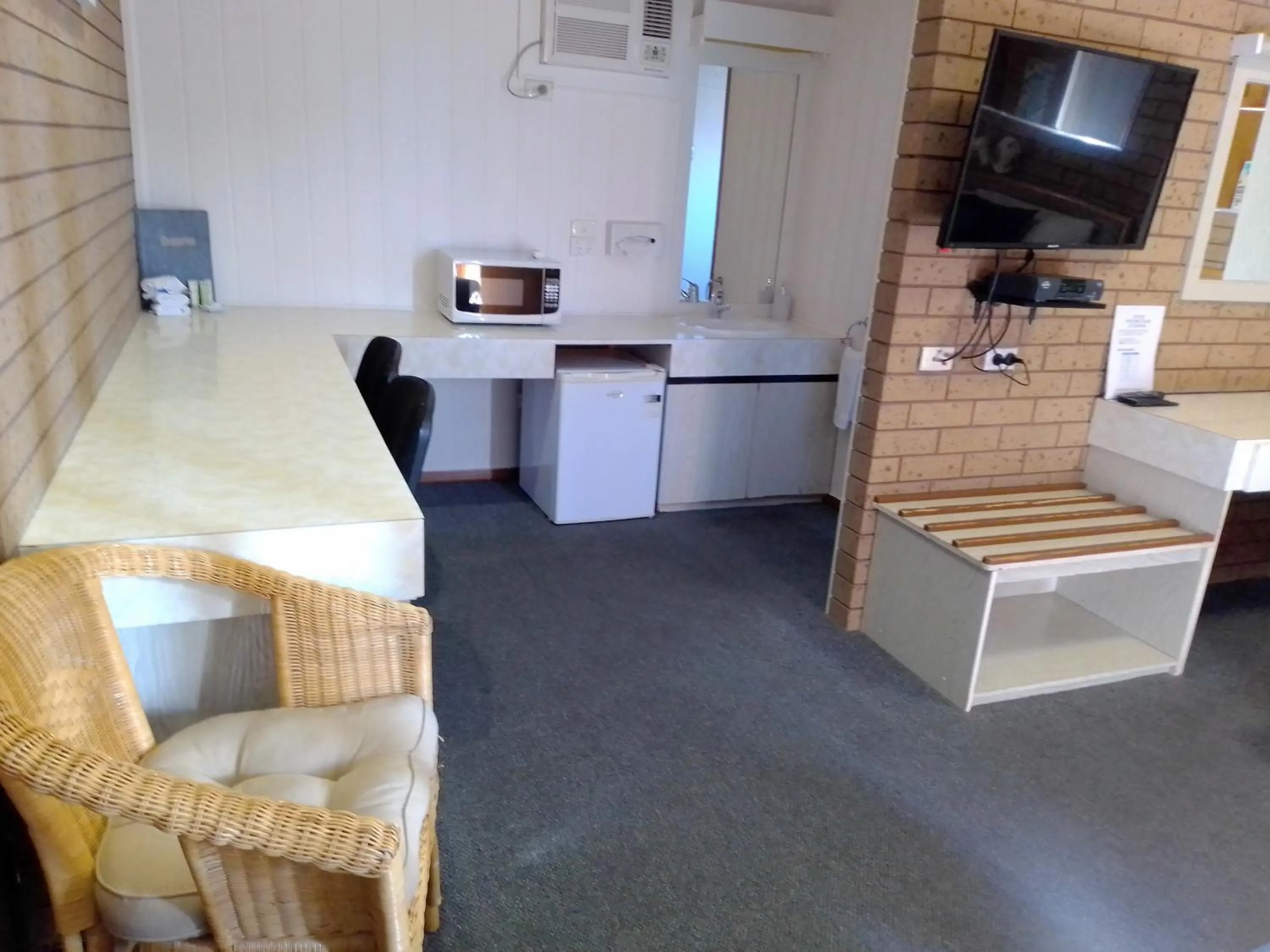 TV and multimedia in Country Home Motor Inn