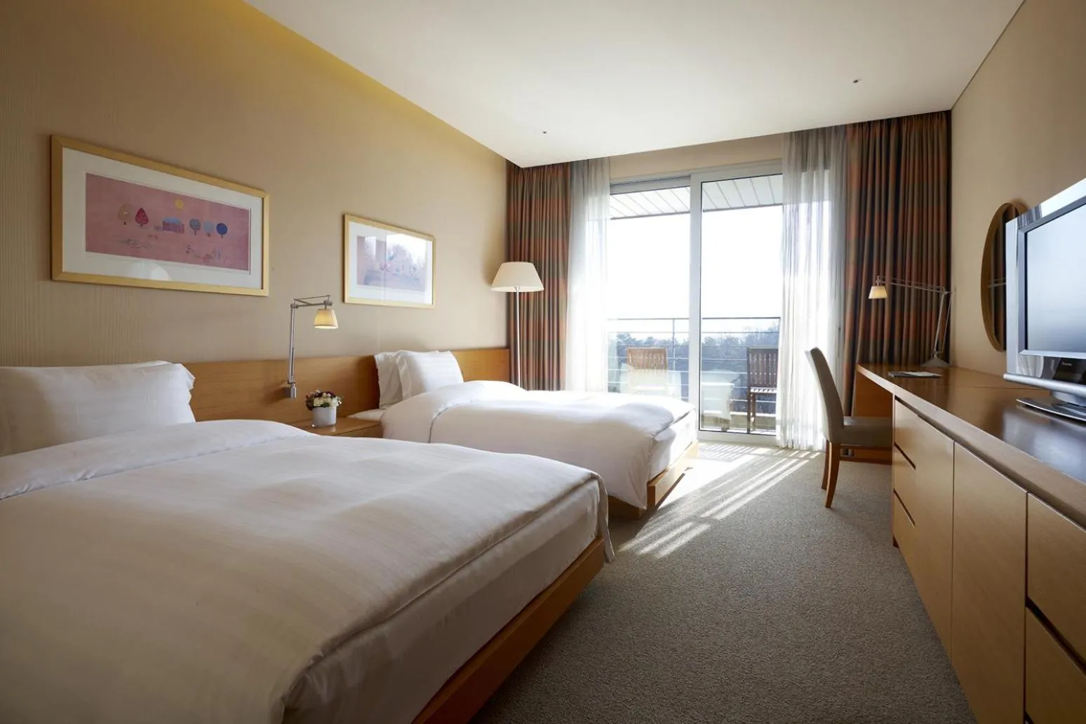 Bed in Rolling Hills Hotel