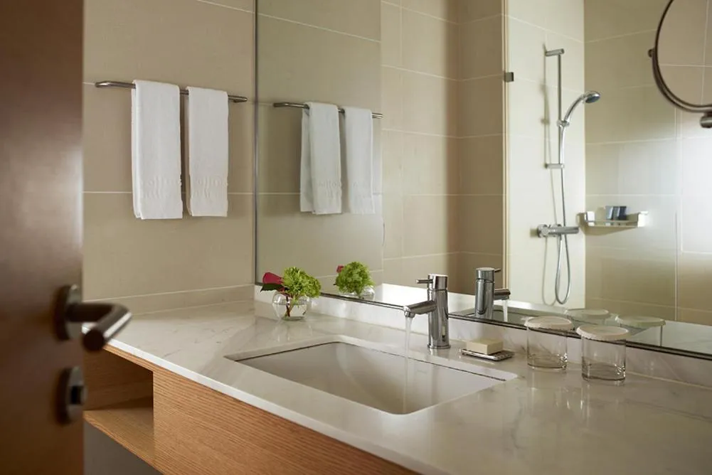 Bathroom in Rolling Hills Hotel