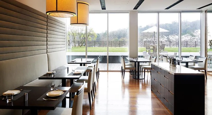 Restaurant/places to eat in Rolling Hills Hotel