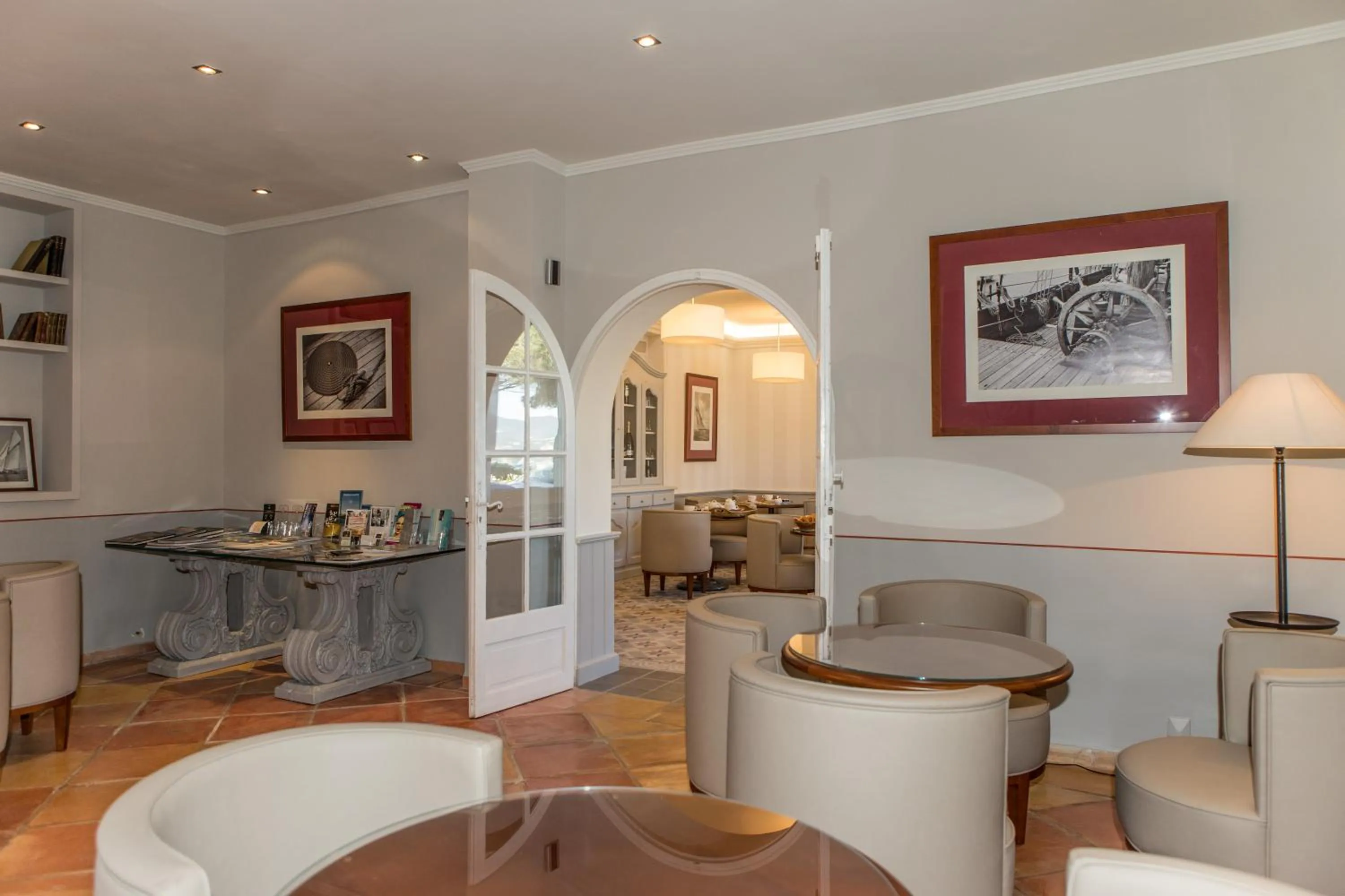 Lounge or bar in La Bastide Du Port - Hôtel de Charme