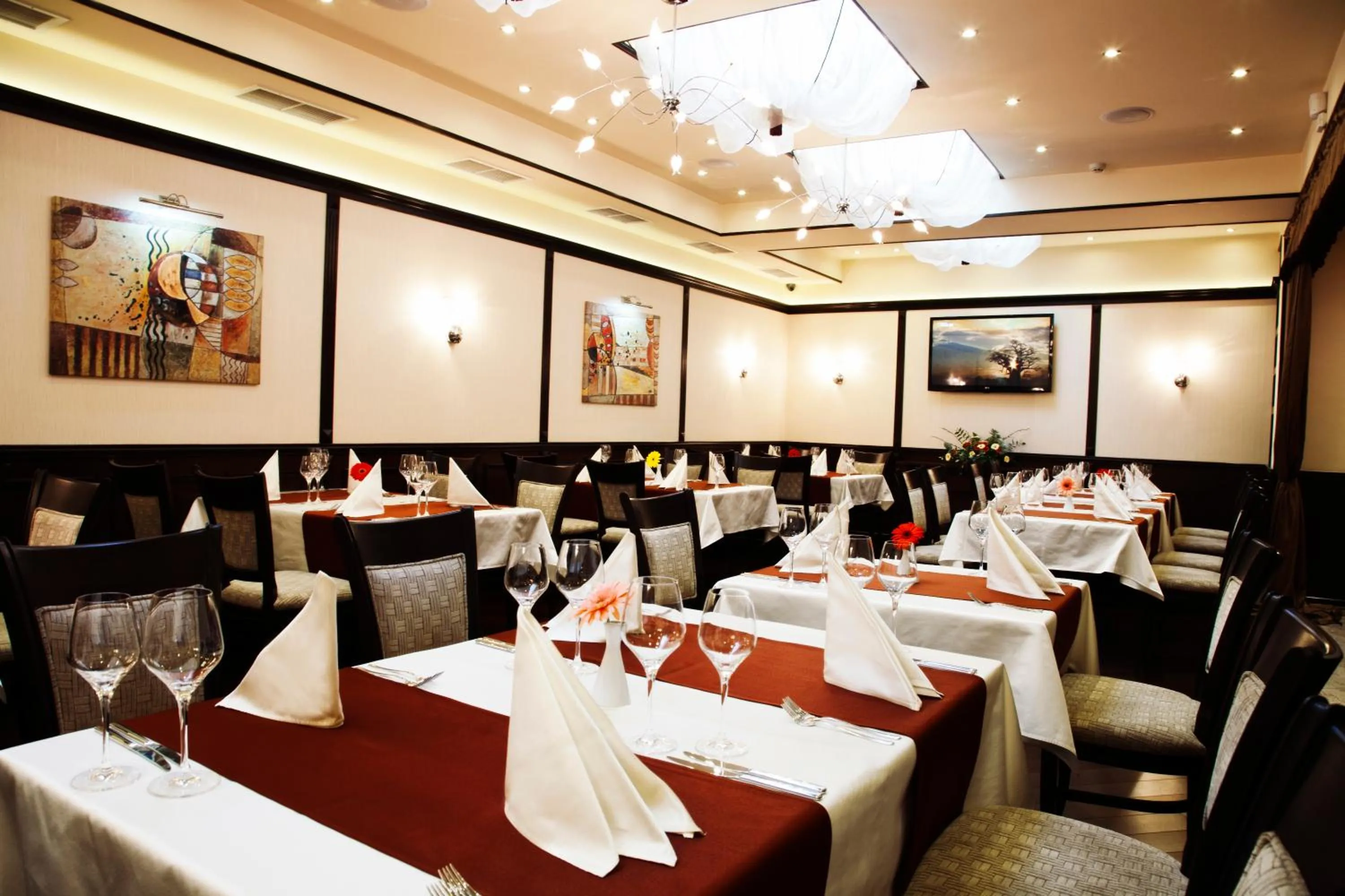 Restaurant/places to eat in Favorit Hotel