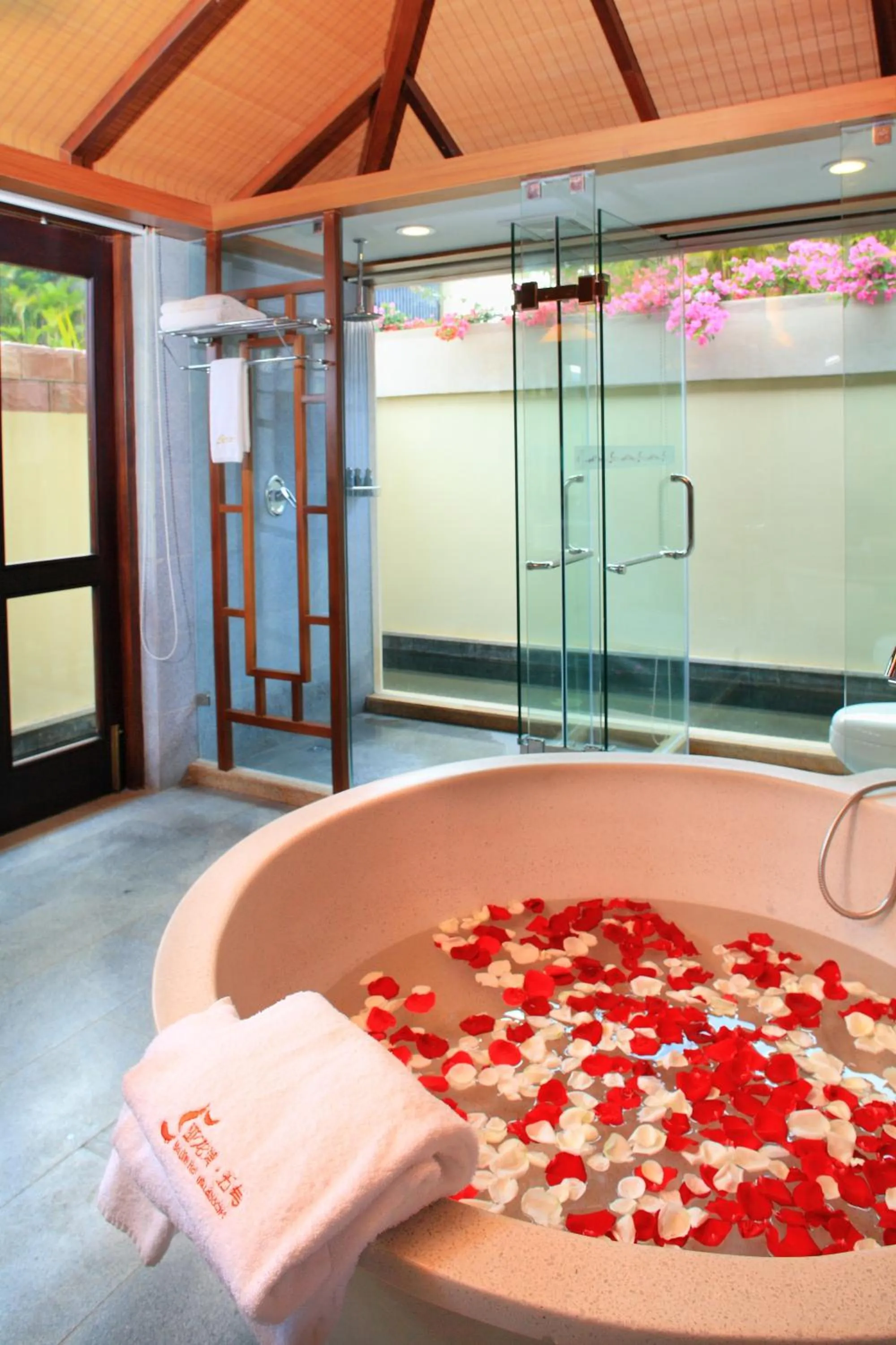Bath in Sanya Yalong Bay Villas & Spa