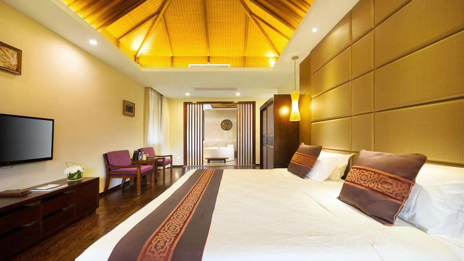Bed in Sanya Yalong Bay Villas & Spa