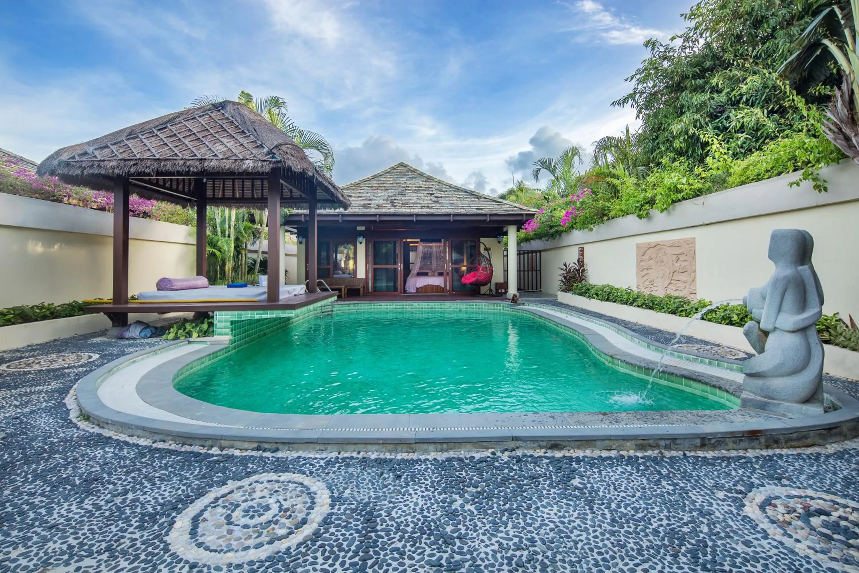 Swimming pool in Sanya Yalong Bay Villas & Spa