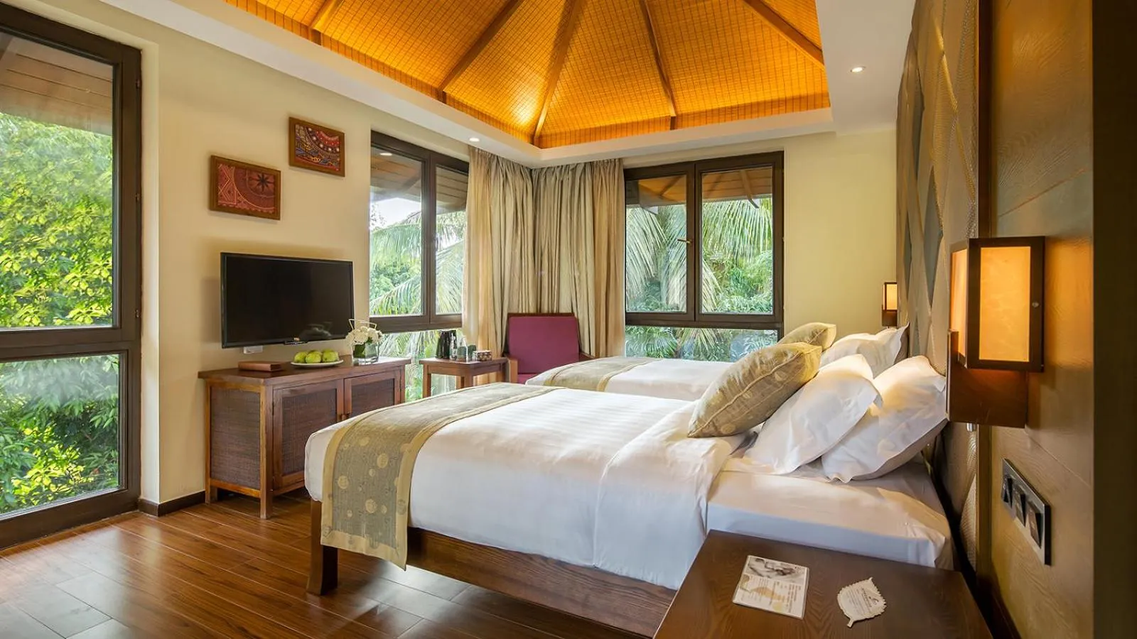 Bed in Sanya Yalong Bay Villas & Spa