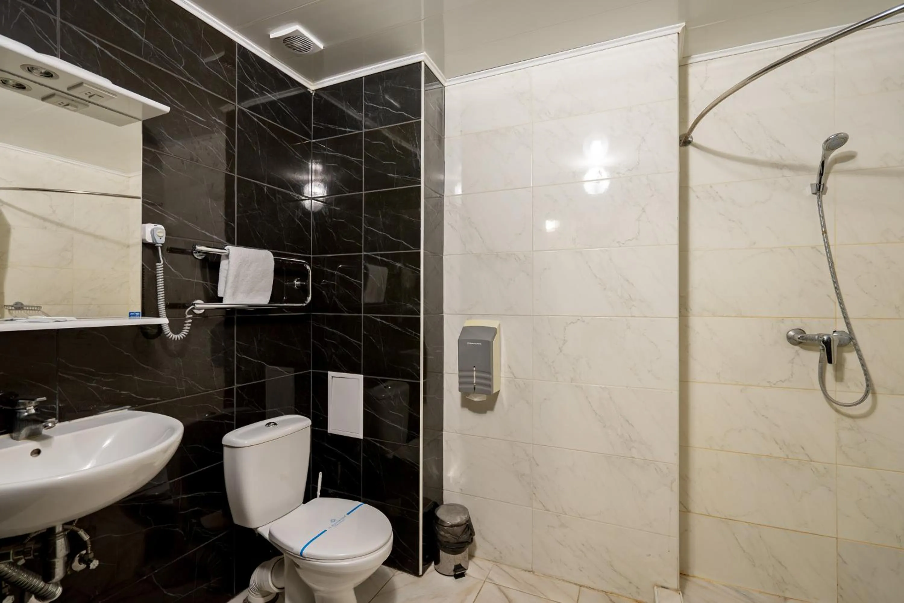 Shower in Congress Hotel Verhovina