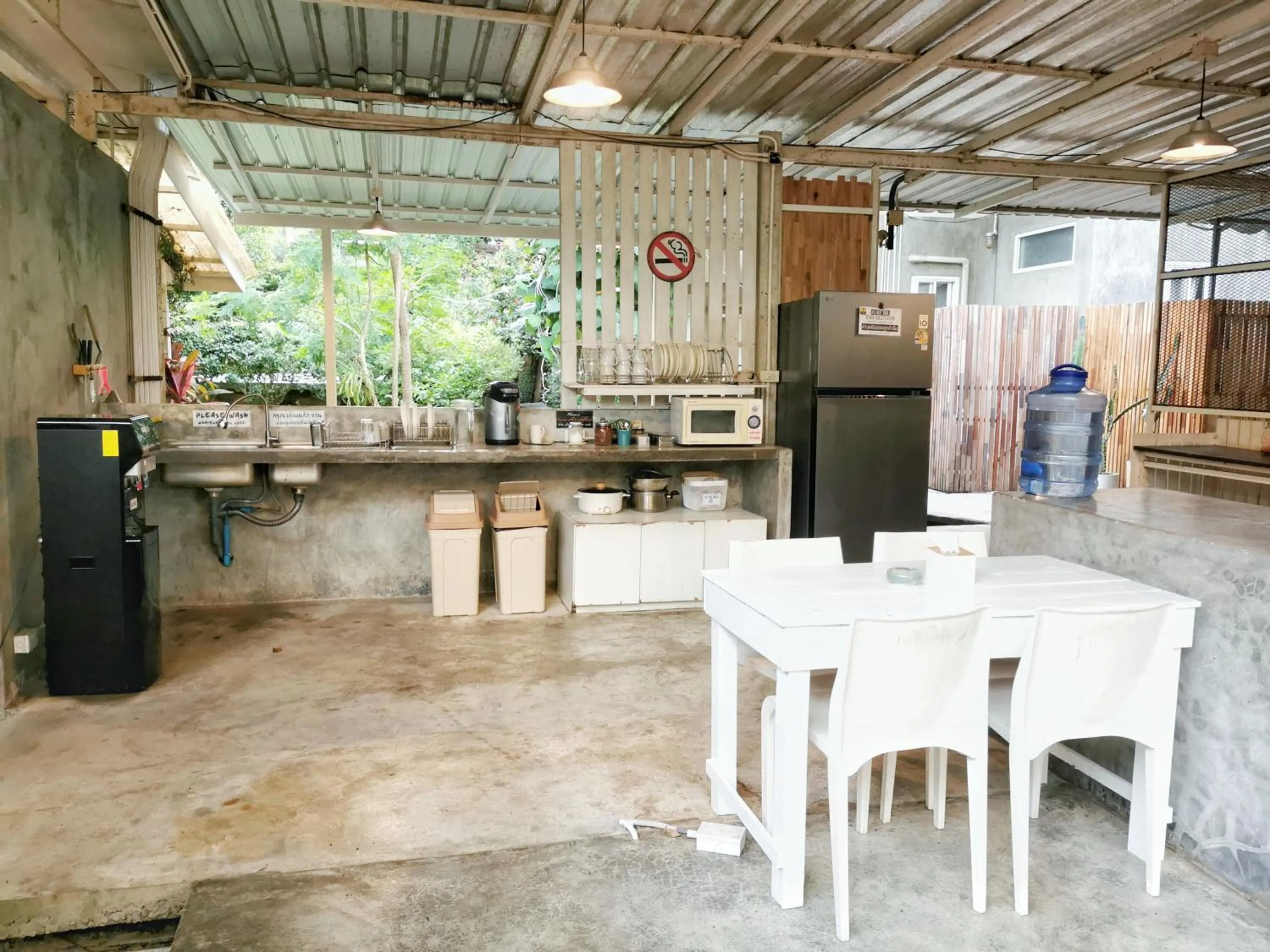 Communal kitchen in Glur Hostel