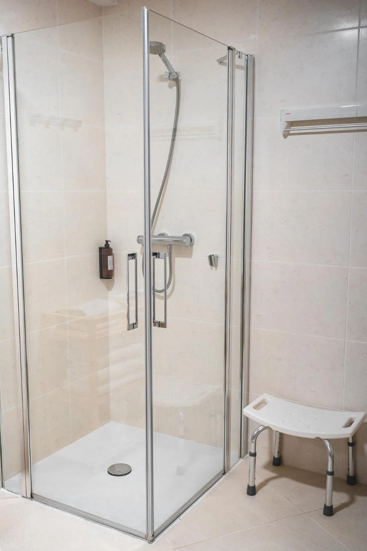 Shower in Hotel Onyarbi
