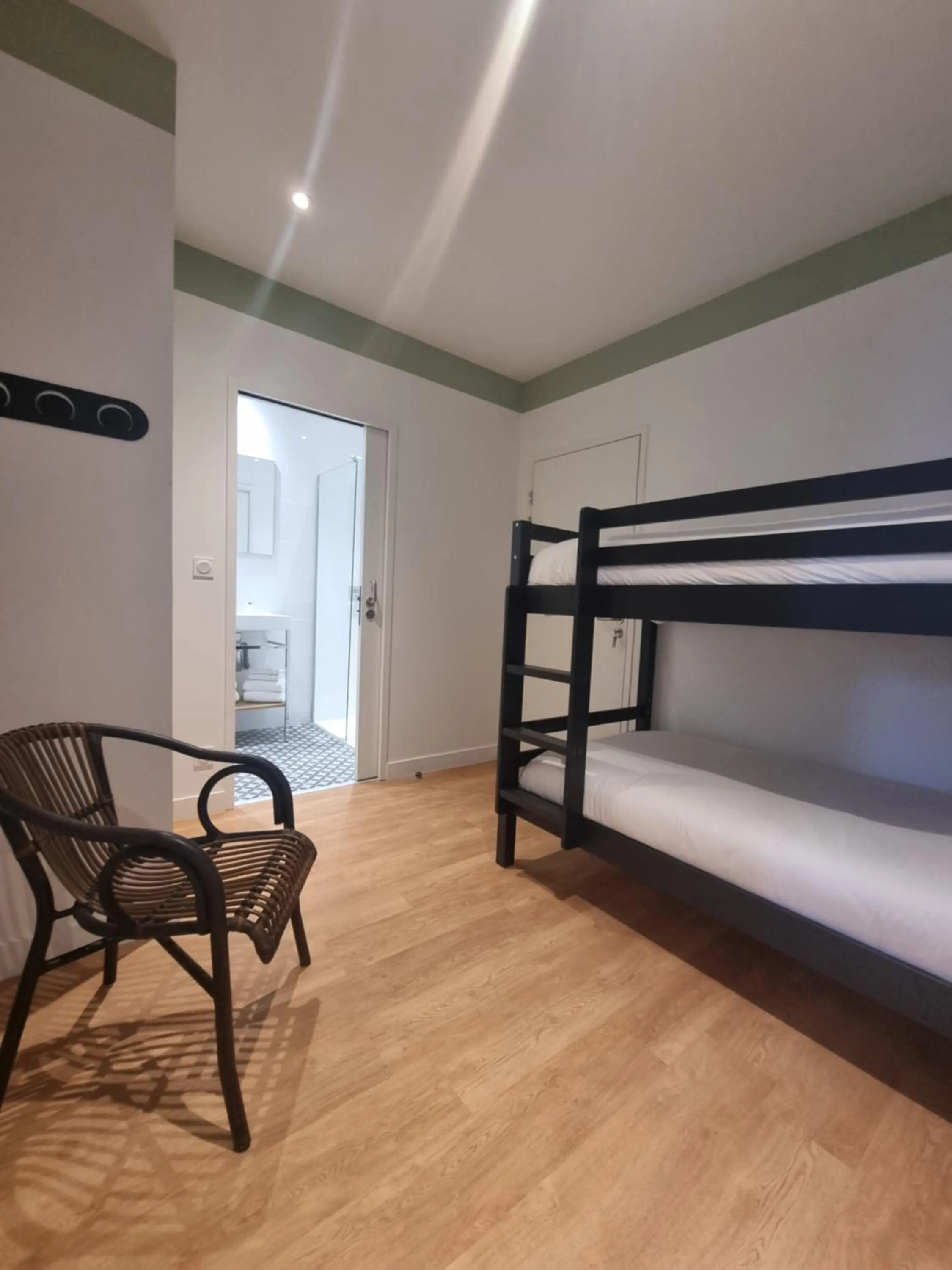 bunk bed, Bed in Hôtel du Midi Plage