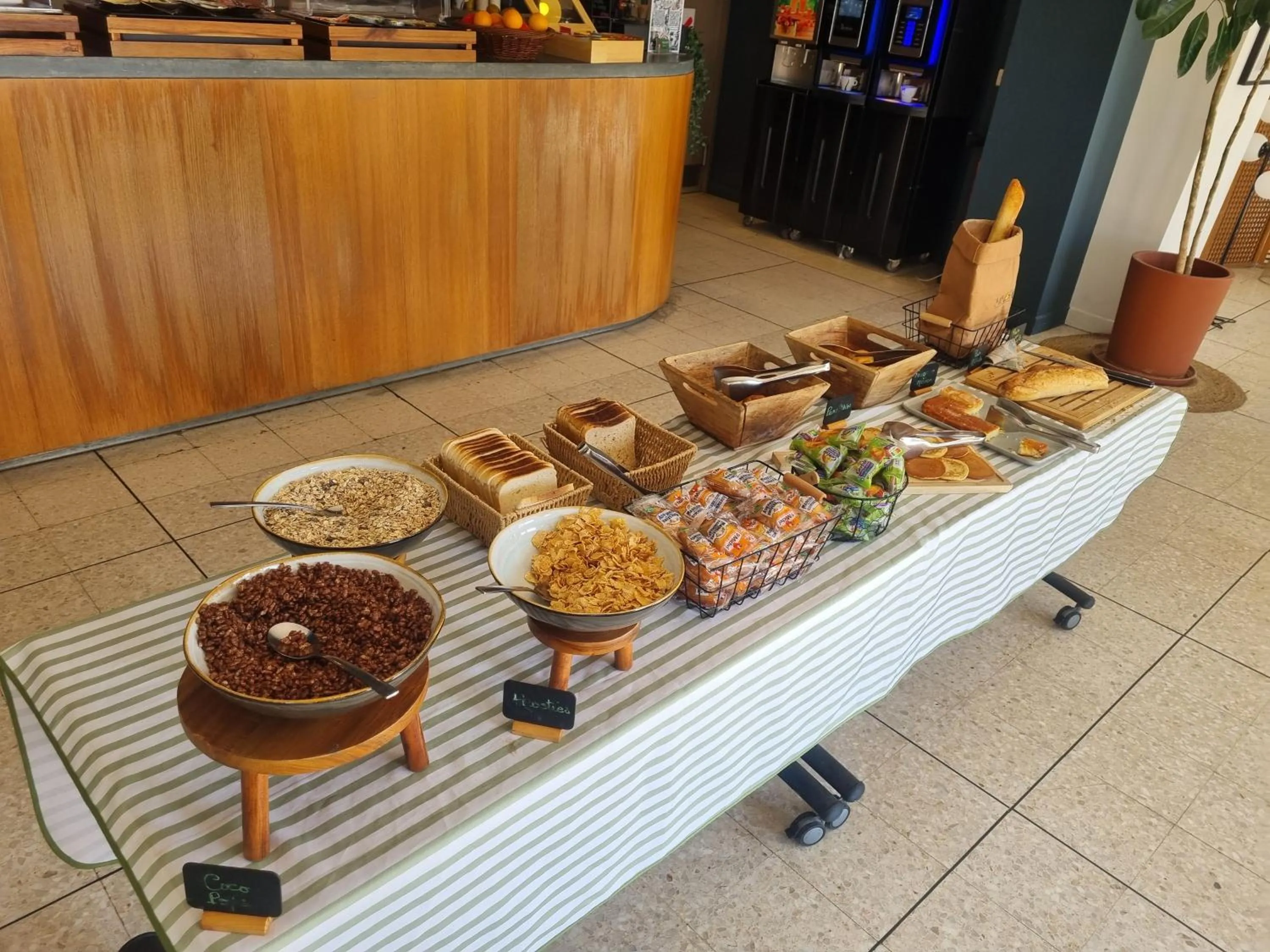 Buffet breakfast in Hôtel du Midi Plage