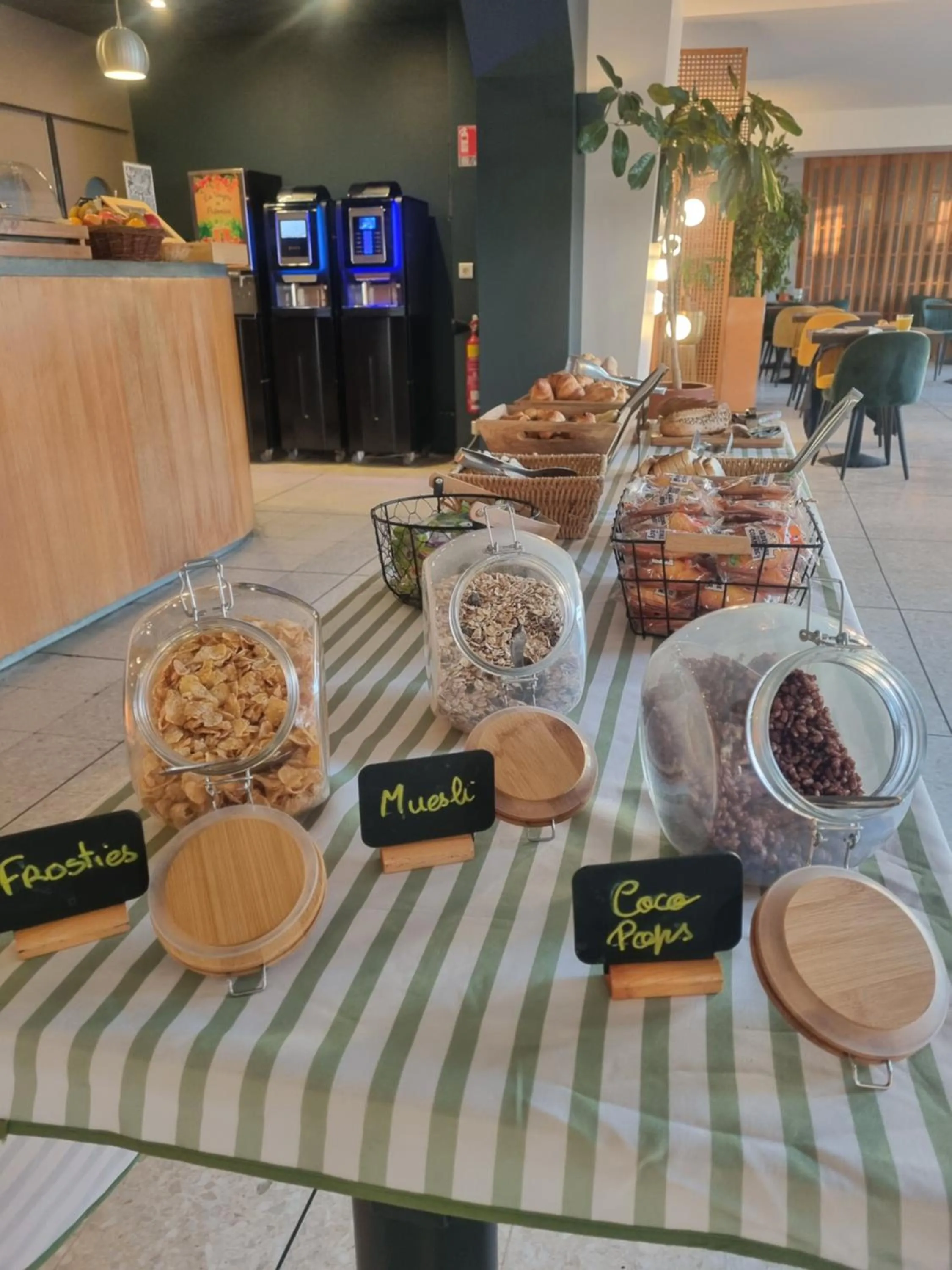 Buffet breakfast in Hôtel du Midi Plage