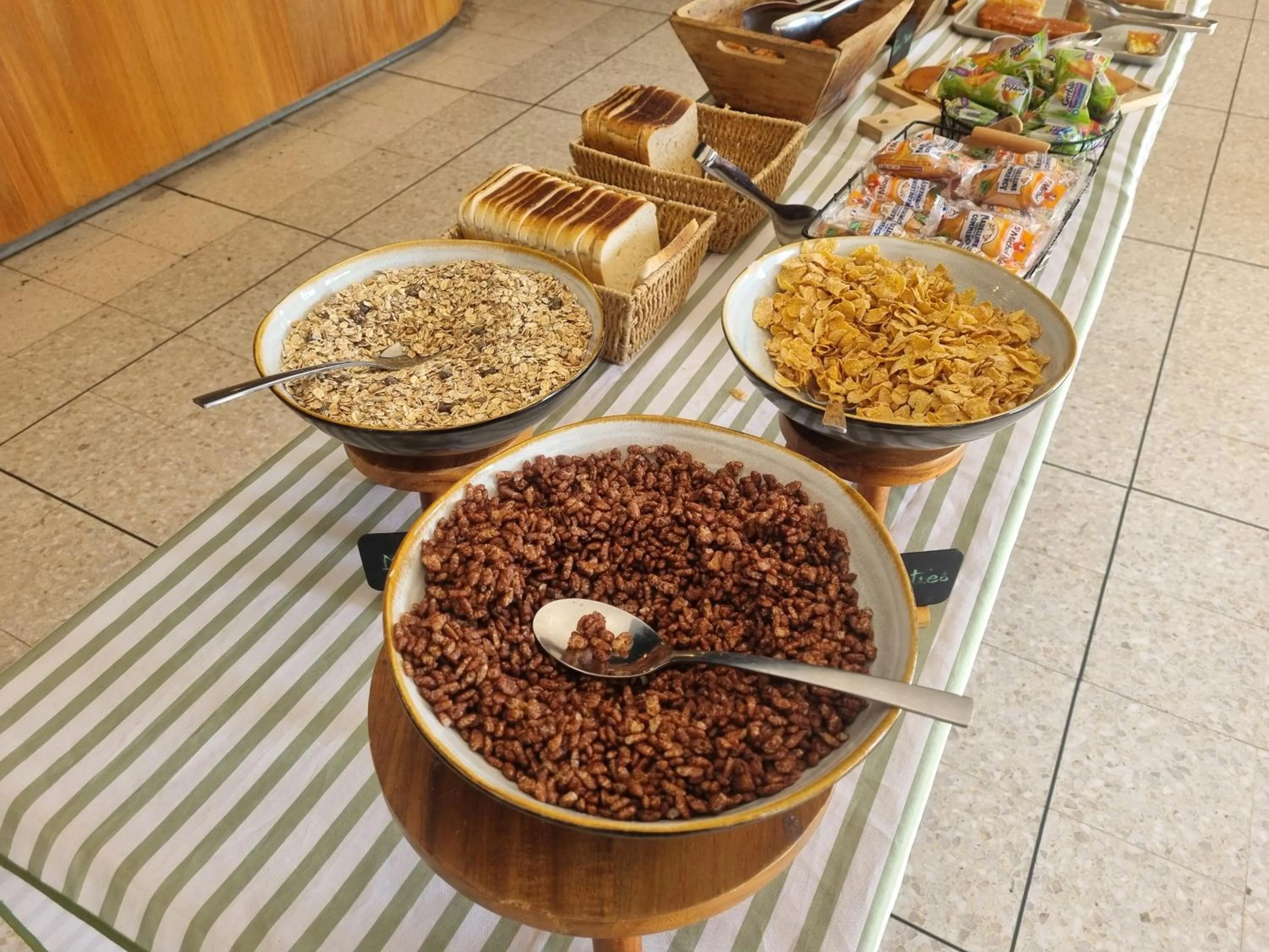 Buffet breakfast in Hôtel du Midi Plage