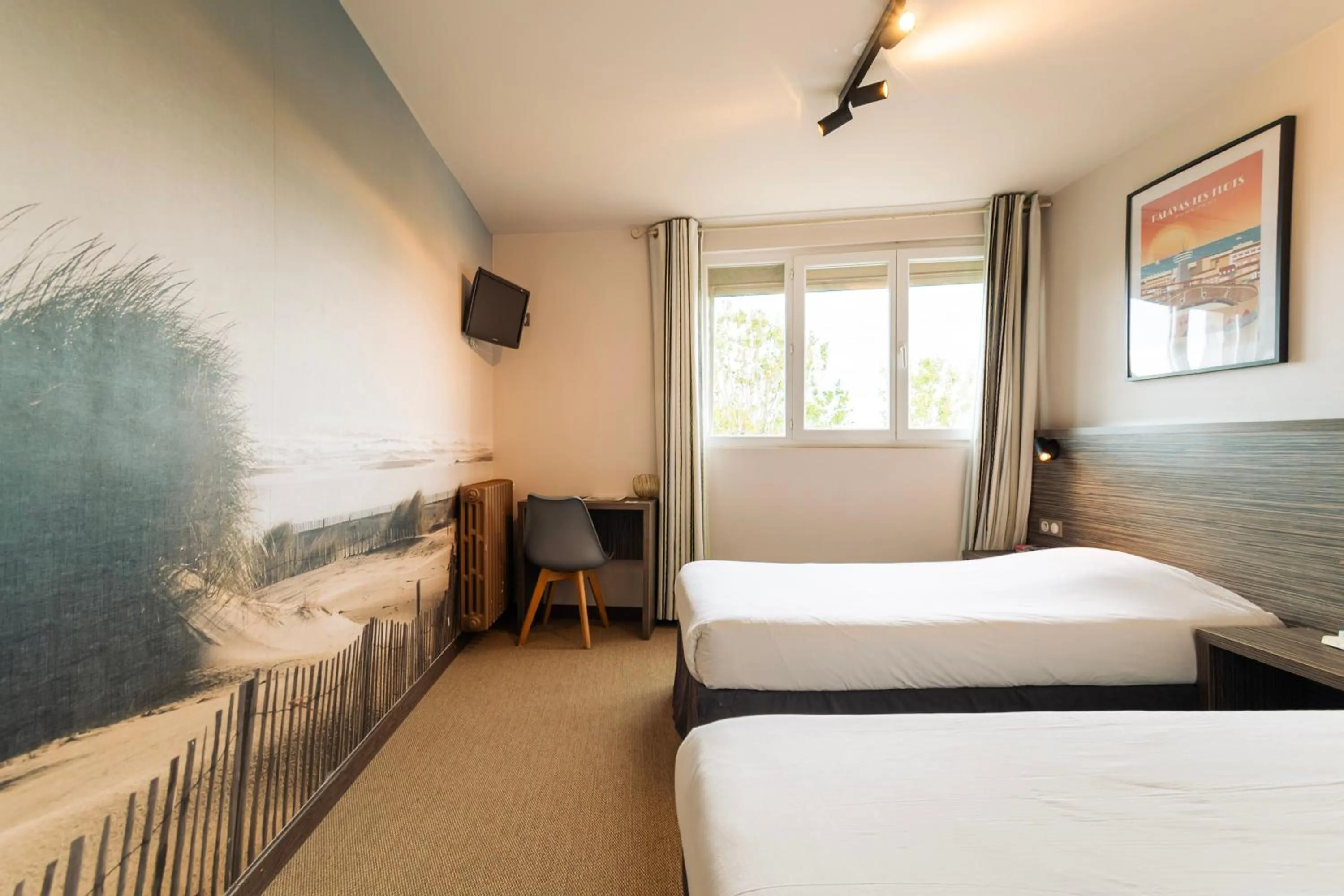 Bedroom, Bed in Hôtel du Midi Plage
