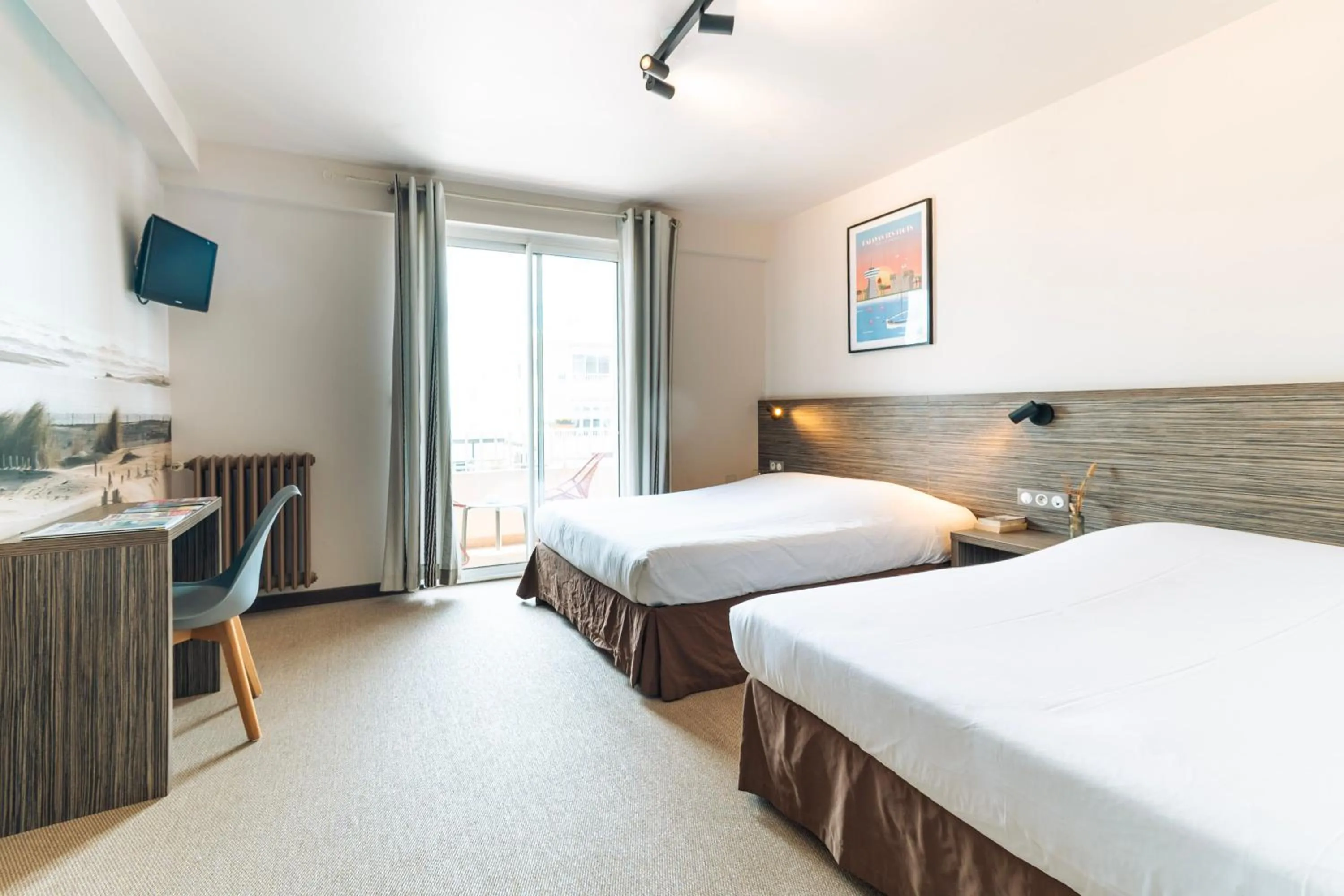 Bedroom, Bed in Hôtel du Midi Plage