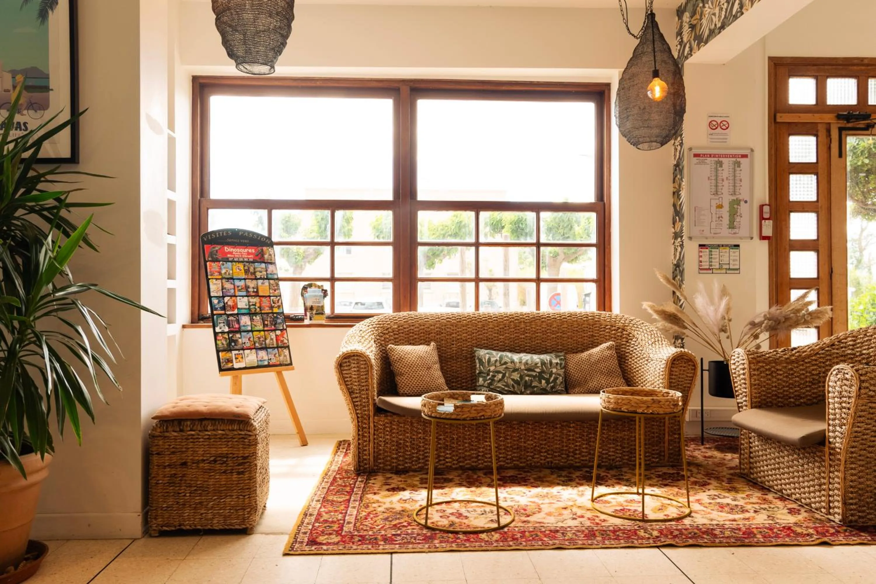 Lounge or bar in Hôtel du Midi Plage