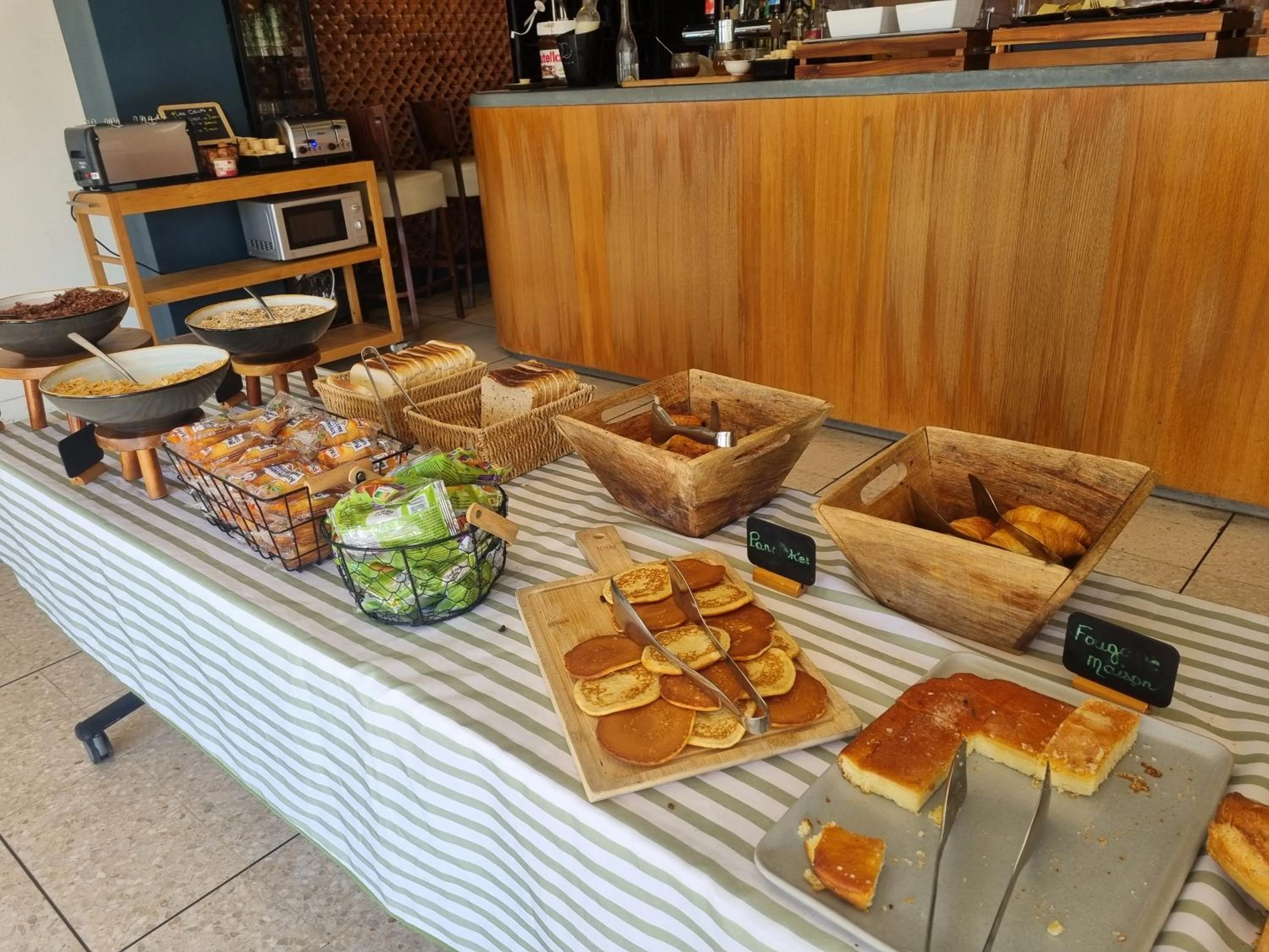 Buffet breakfast in Hôtel du Midi Plage