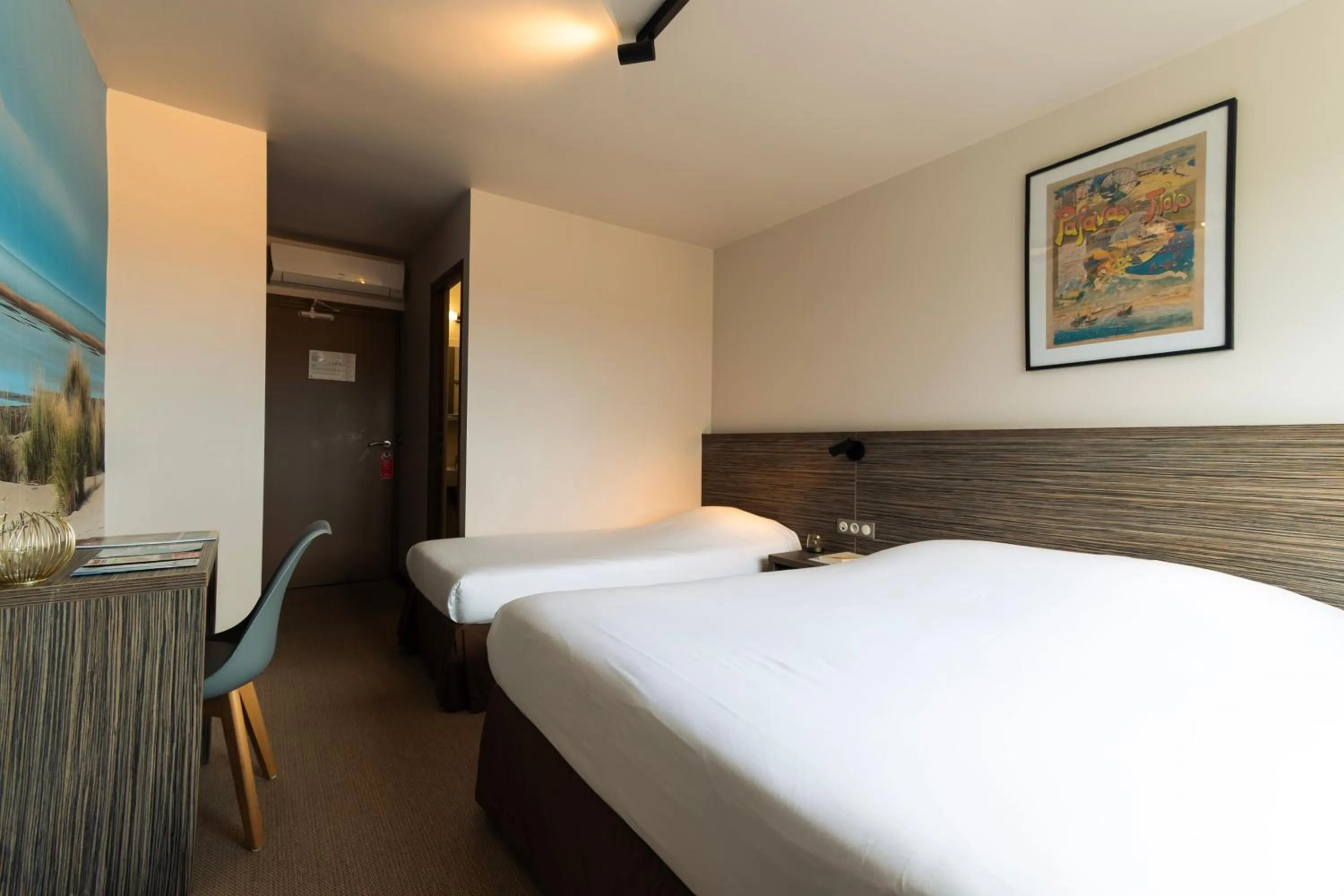 Bedroom, Bed in Hôtel du Midi Plage