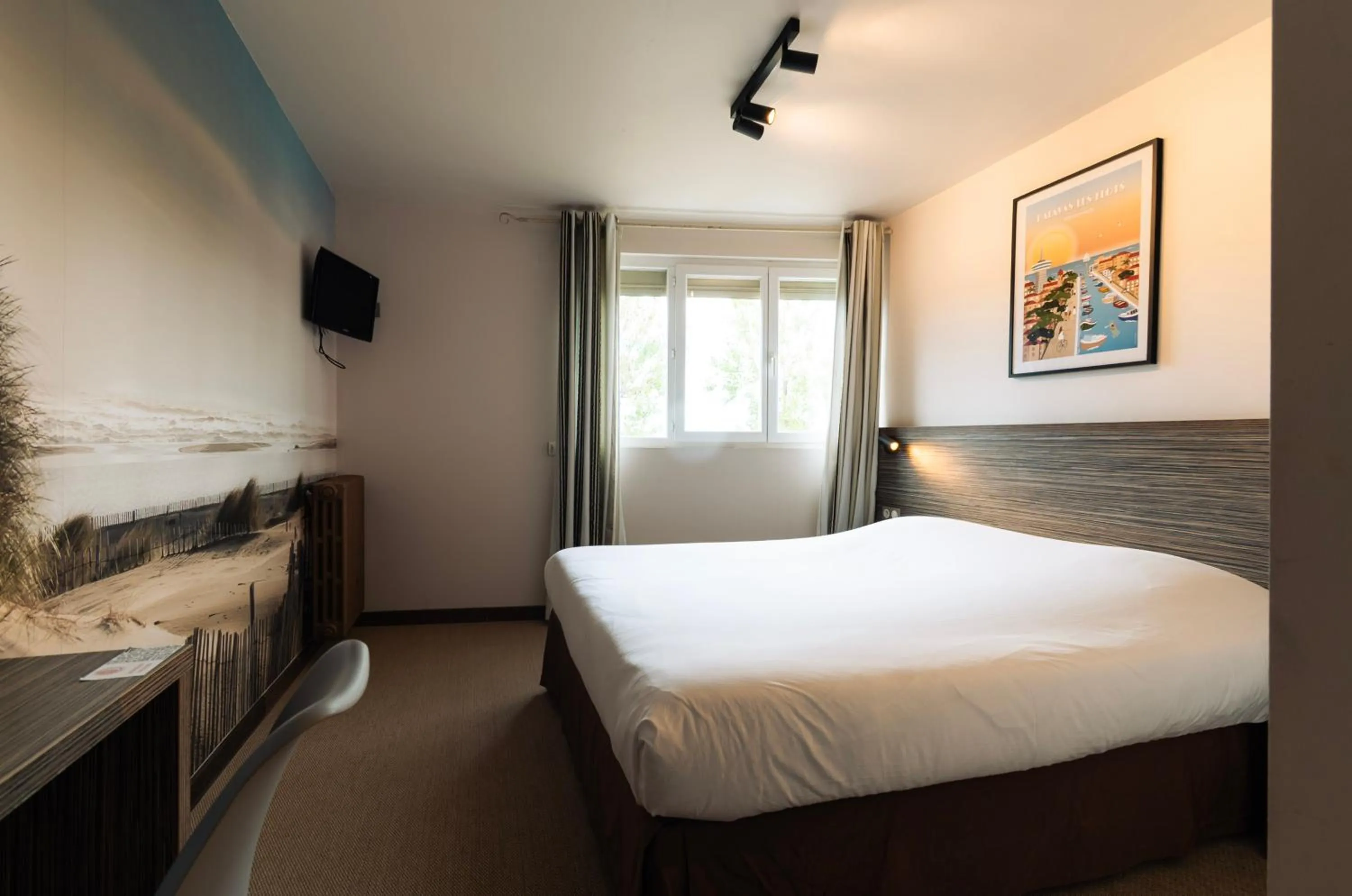 Bedroom, Bed in Hôtel du Midi Plage