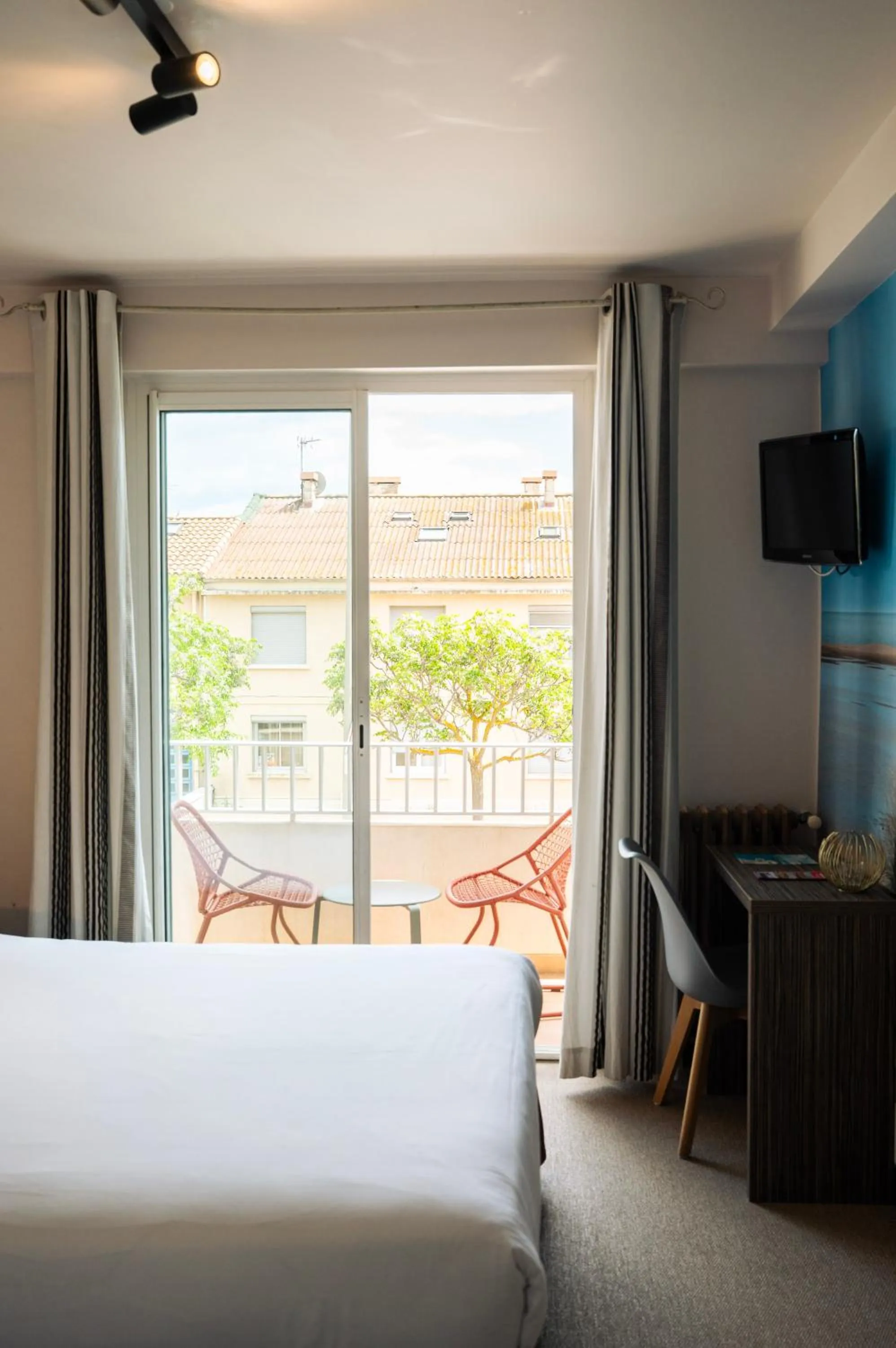 Bedroom, Bed in Hôtel du Midi Plage
