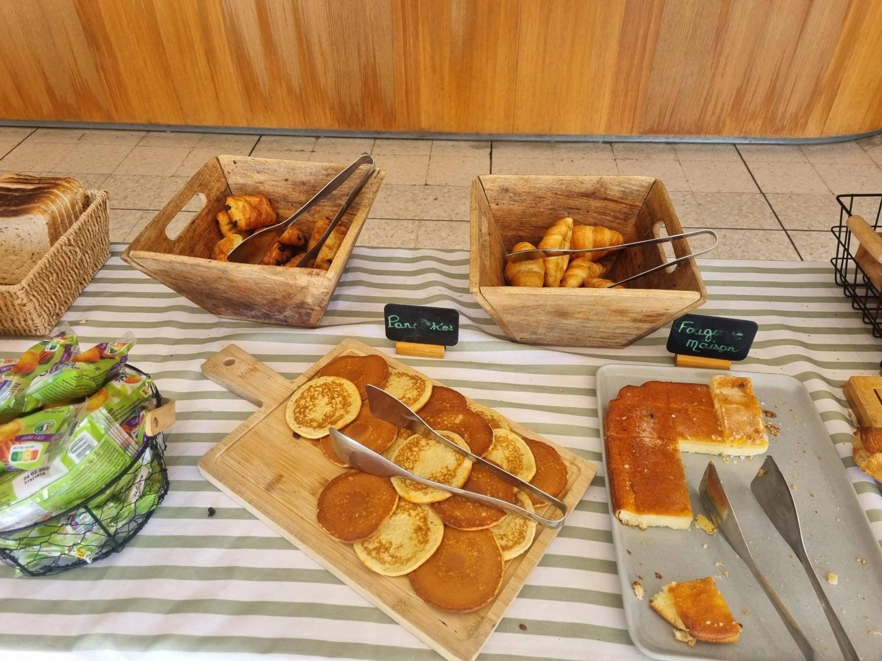 Continental breakfast in Hôtel du Midi Plage