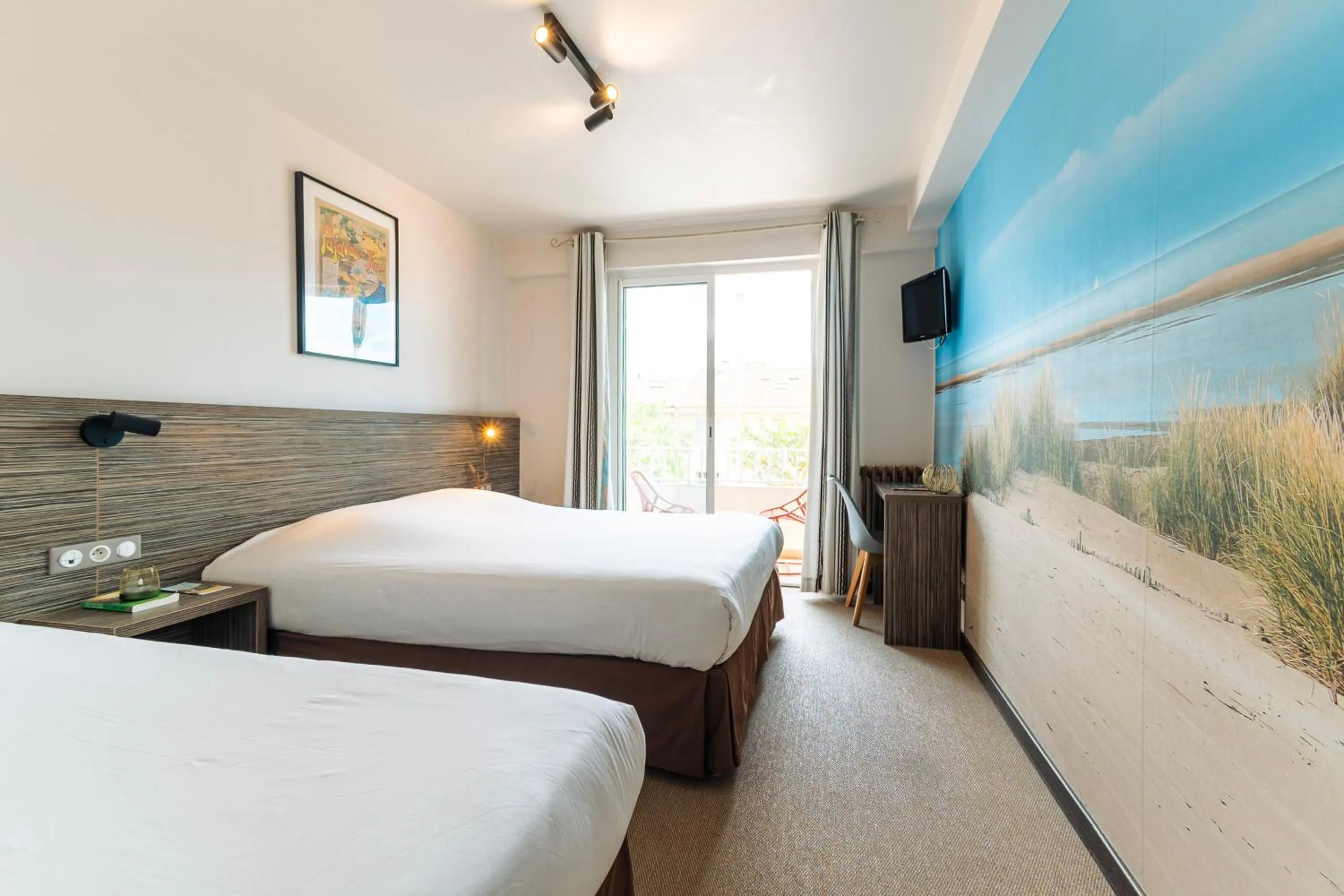 Bedroom, Bed in Hôtel du Midi Plage