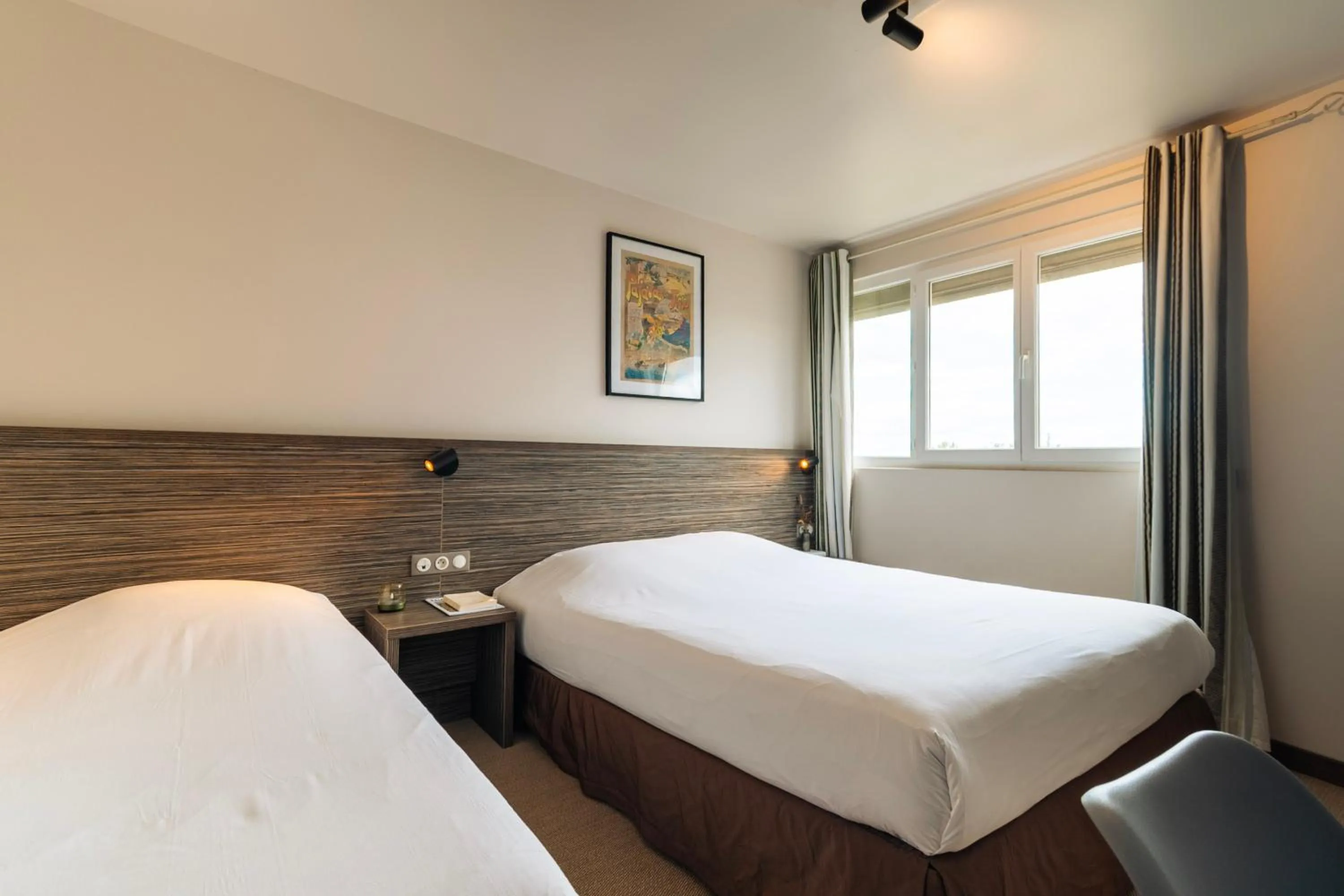 Bedroom, Bed in Hôtel du Midi Plage