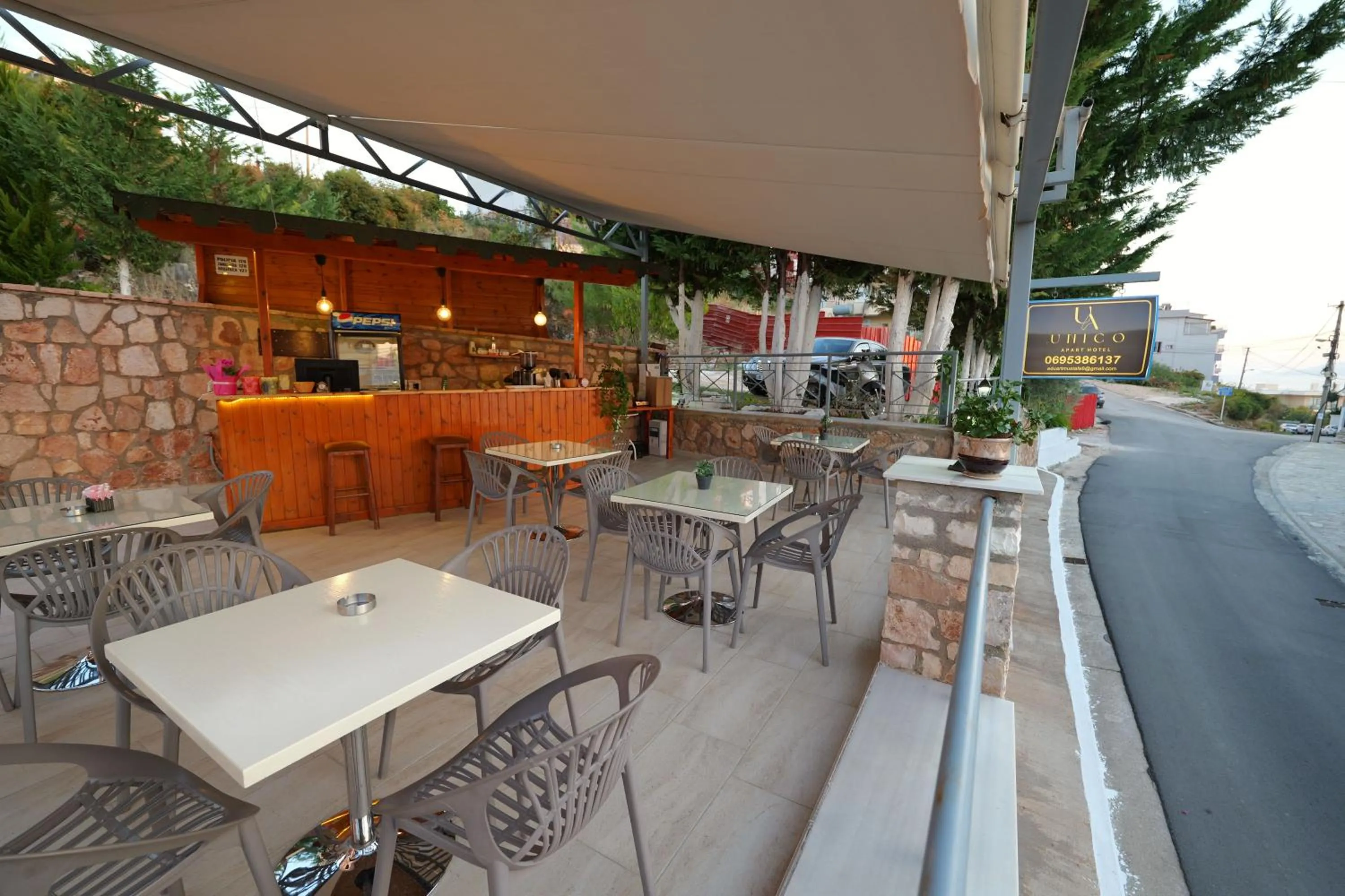 Restaurant/places to eat in Unico ApartHotel