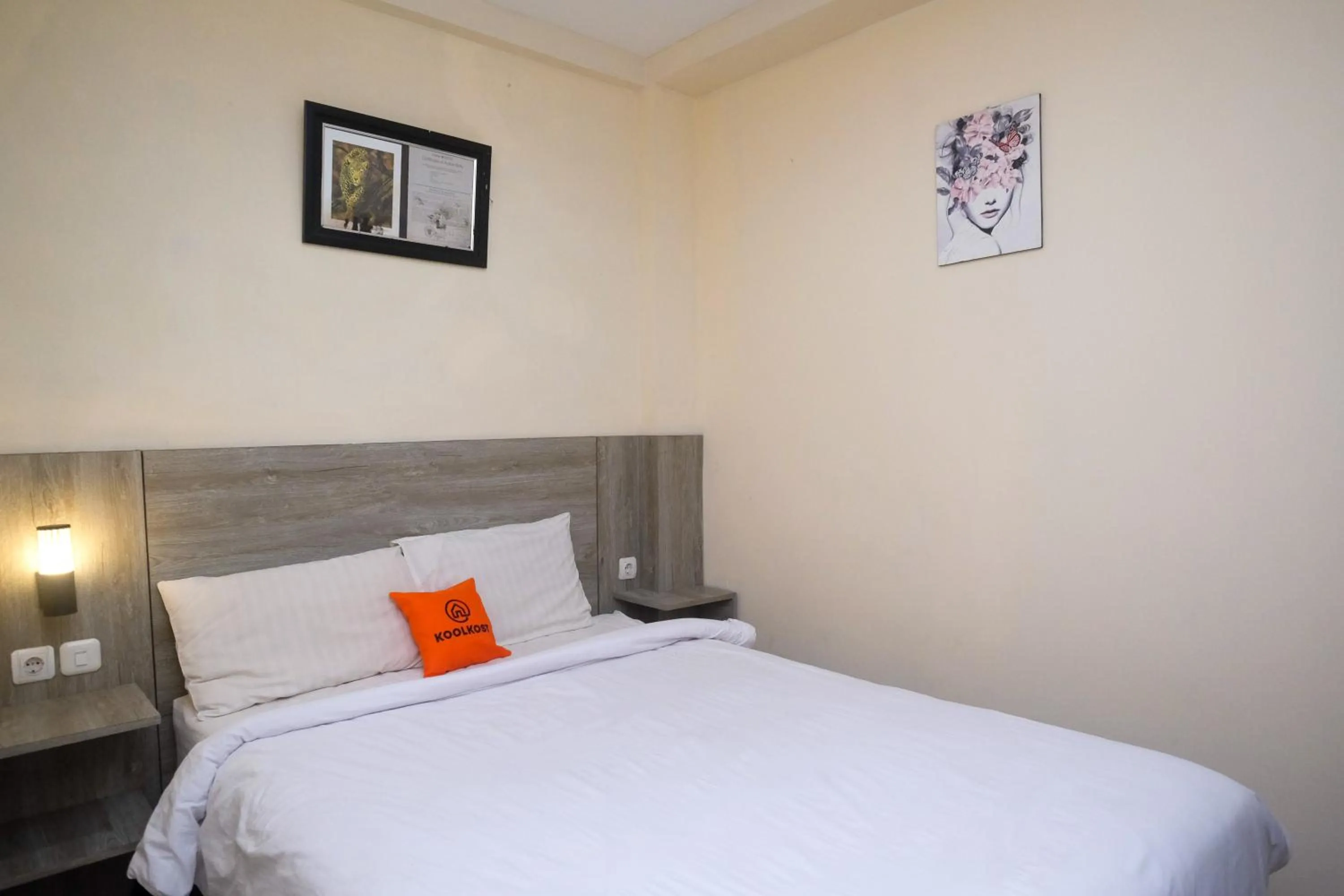 Bedroom, Bed in Koolkost near Stadion Maguwoharjo