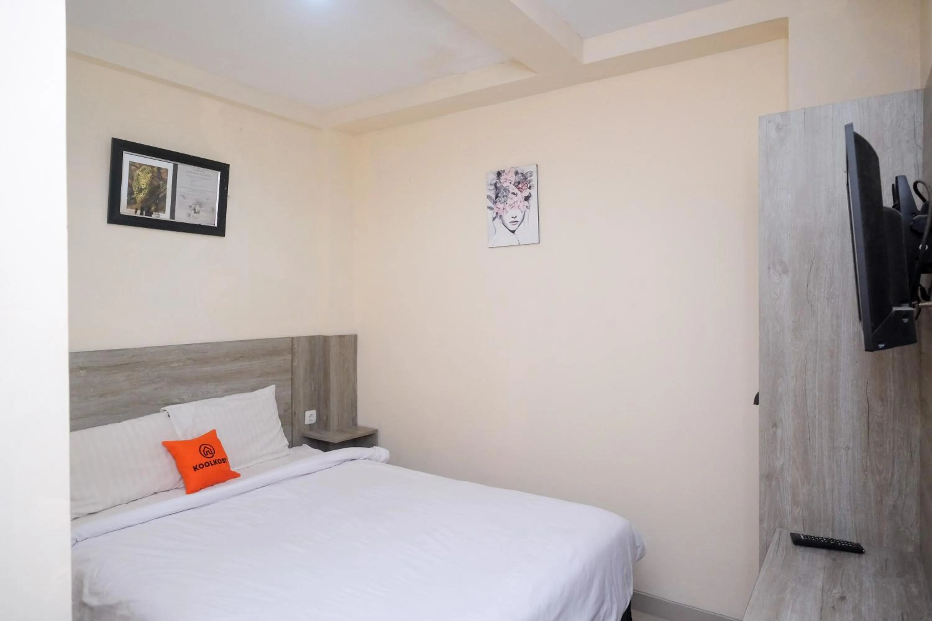 Bedroom, Bed in Koolkost near Stadion Maguwoharjo